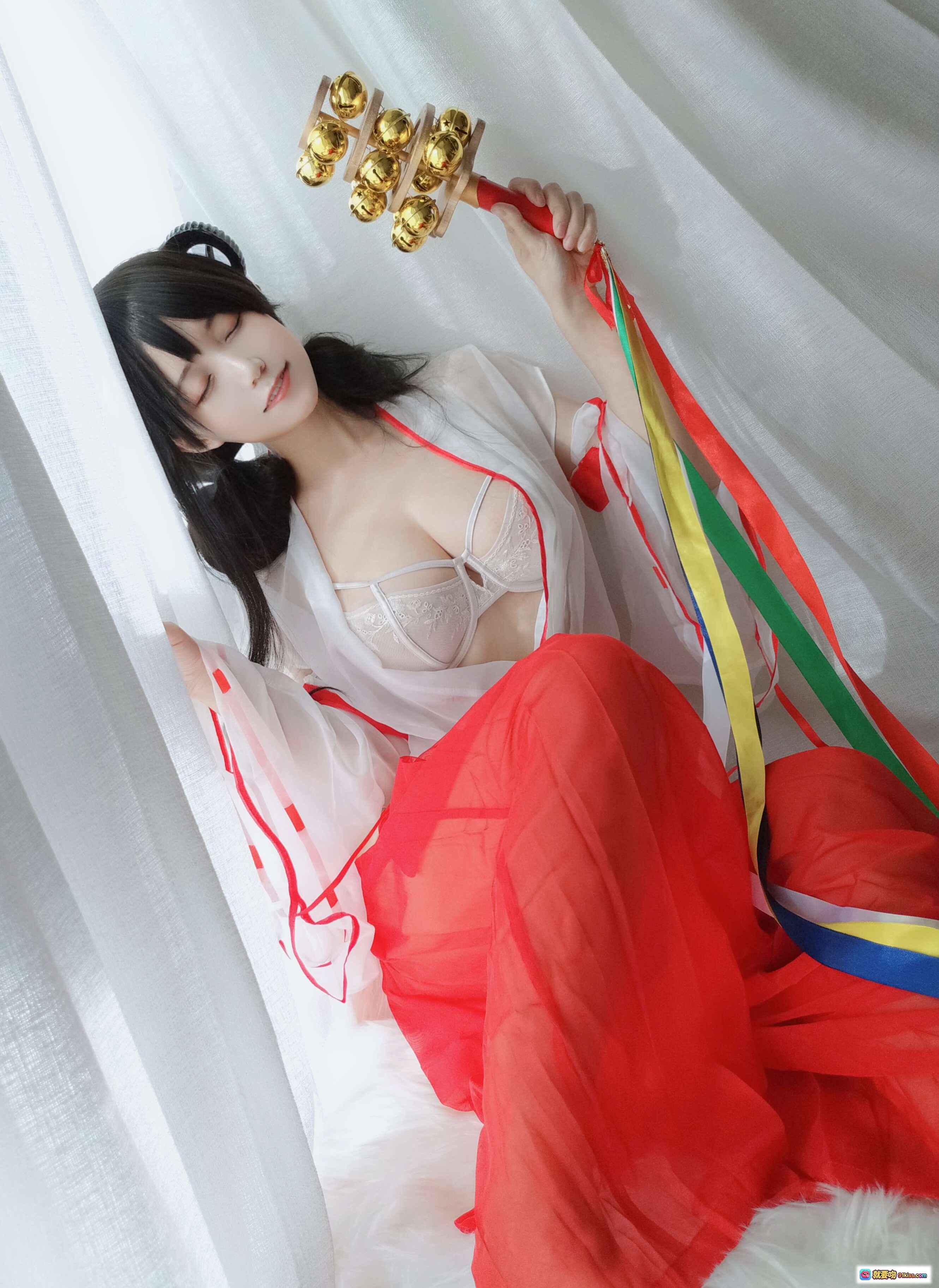 小仓千代巫女Cosplay写真 | 白红和风服饰 | 金色铃铛道具 | 优雅躺姿 | 32P高清图集 - 就要吻