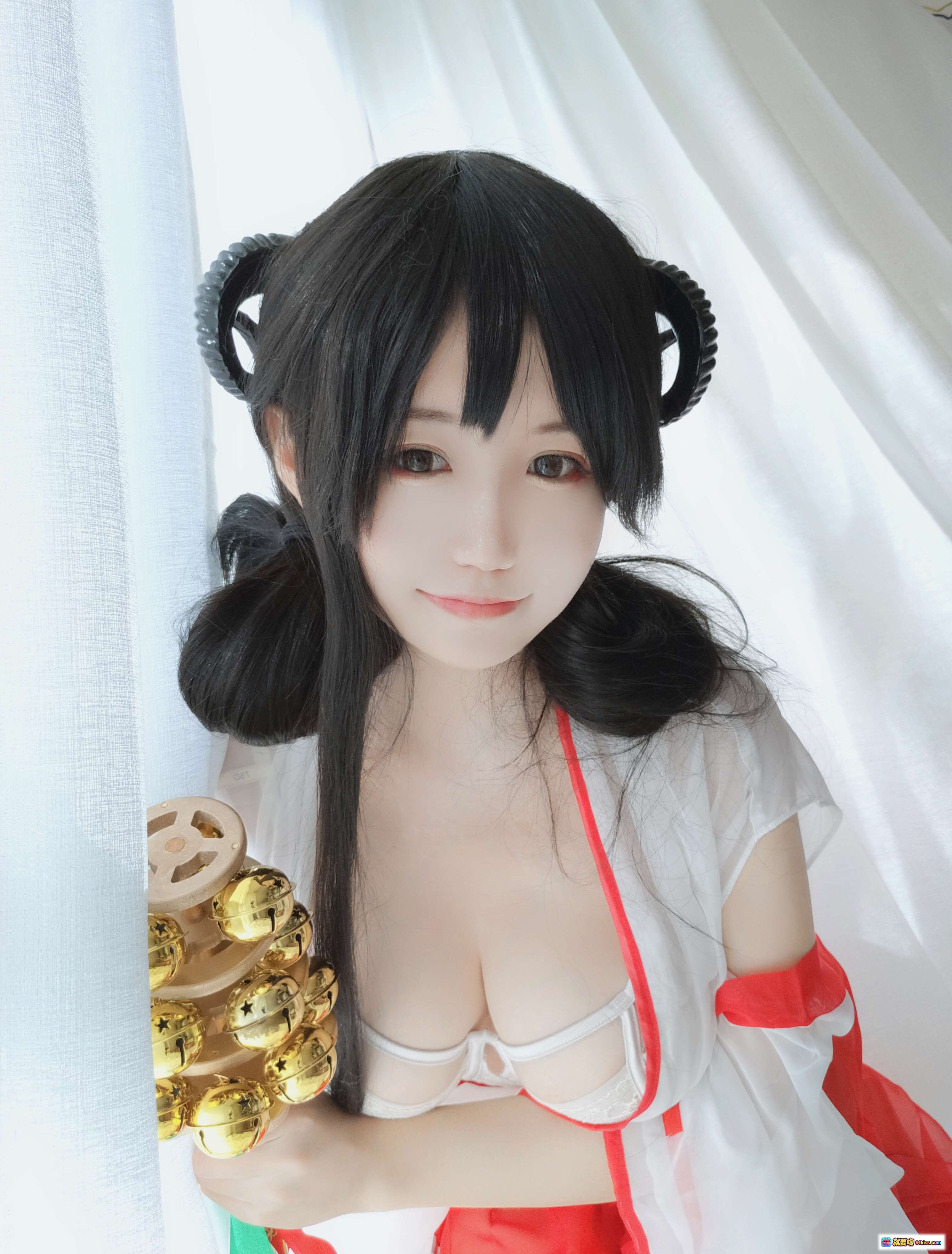 图片[10] - 小仓千代巫女Cosplay写真 | 白红和风服饰 | 金色铃铛道具 | 优雅躺姿 | 32P高清图集 - 就要吻