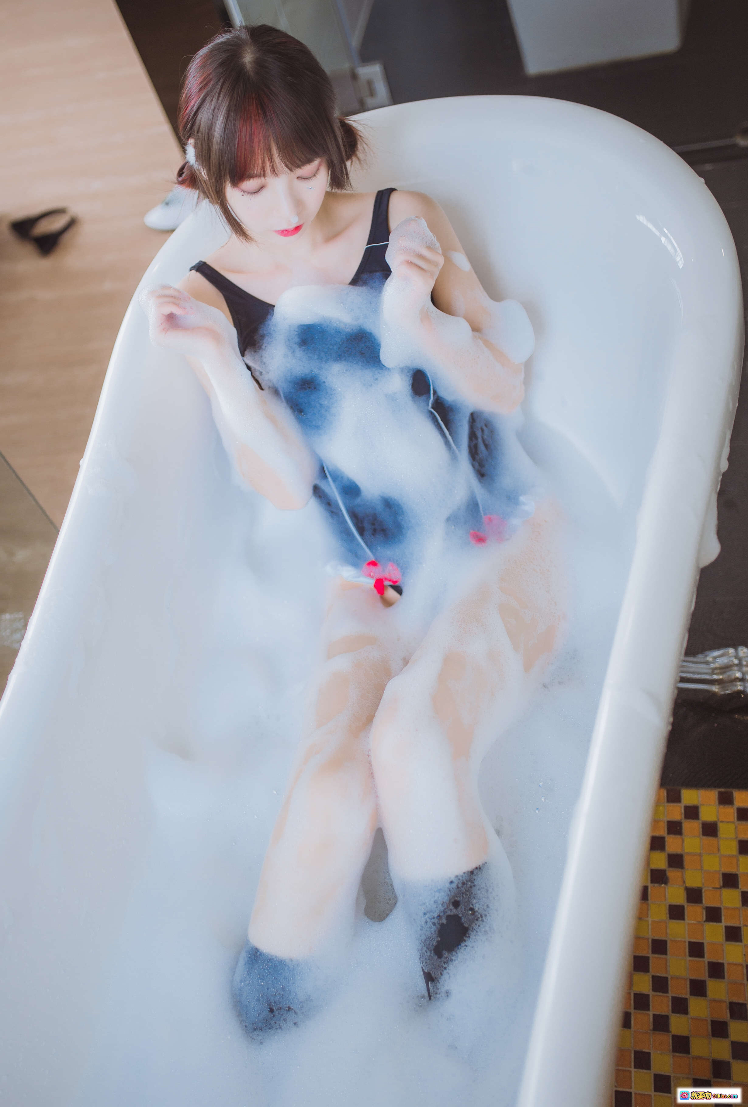 疯猫ss NO.024 浴缸写真 33P高清美图 泡沫浴少女黑裙性感私房照 - 就要吻