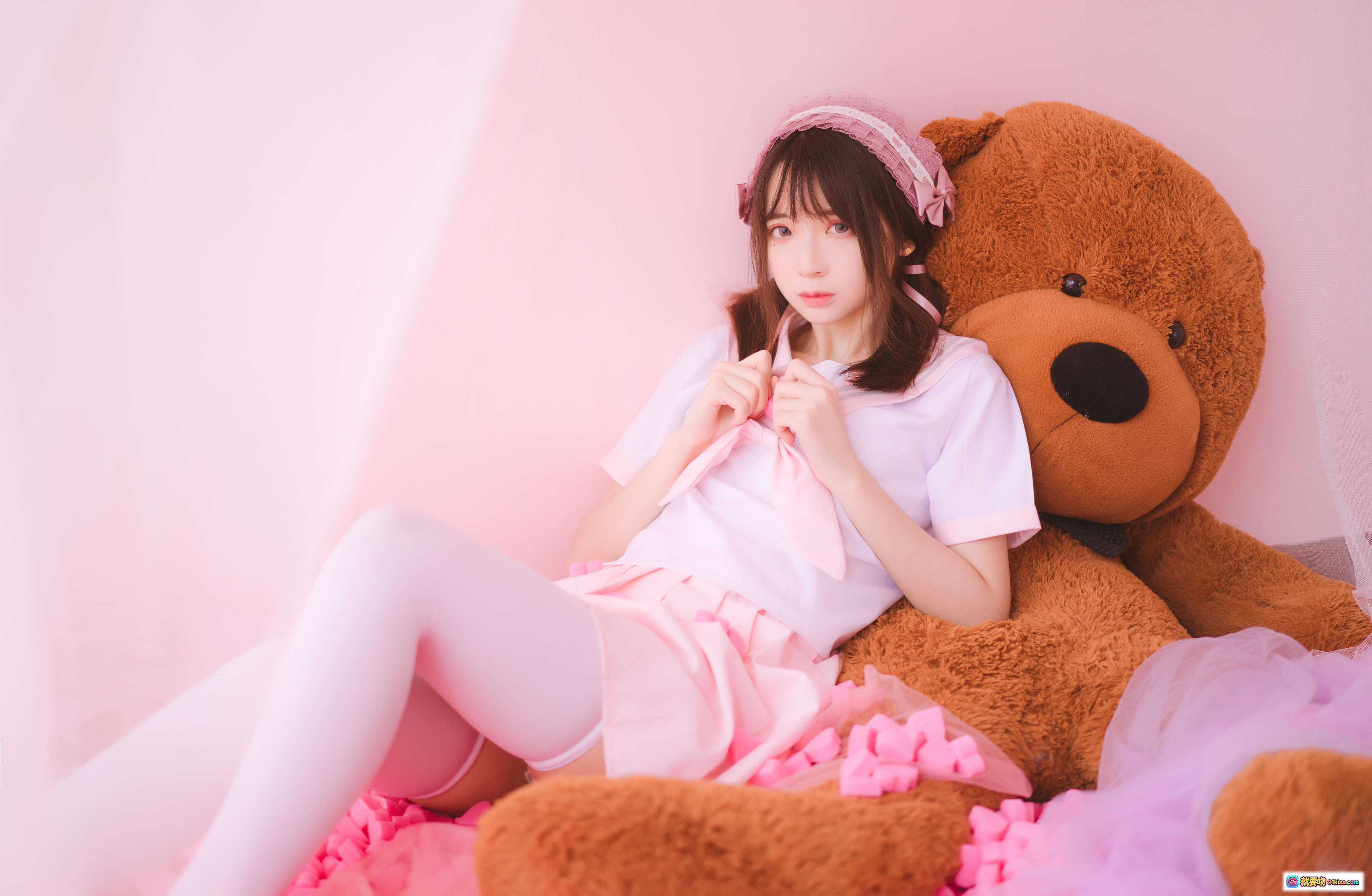 图片[9] - 疯猫ss NO.016 丝袜狂想曲粉系少女抱熊写真 甜美洛丽塔风 白丝粉裙蕾丝发饰 粉色背景萌系治愈风 - 就要吻