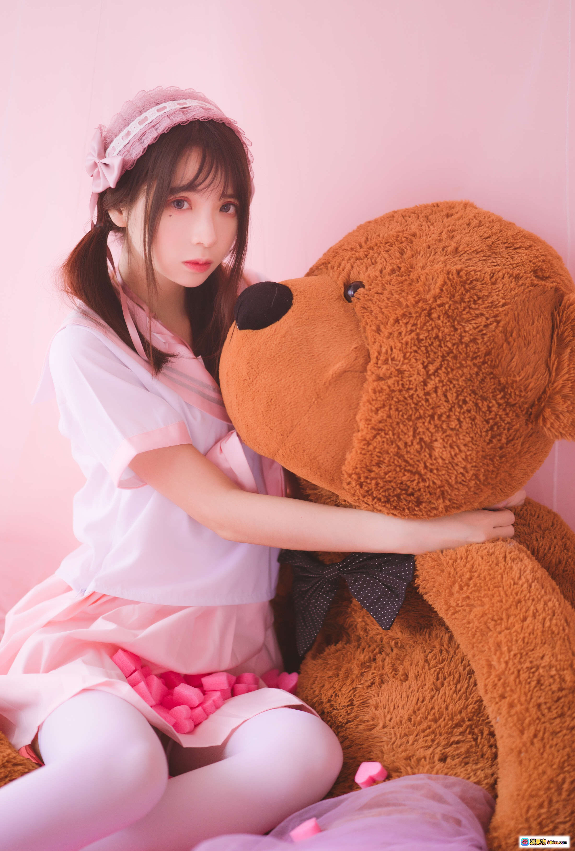 疯猫ss NO.016 丝袜狂想曲粉系少女抱熊写真 甜美洛丽塔风 白丝粉裙蕾丝发饰 粉色背景萌系治愈风 - 就要吻
