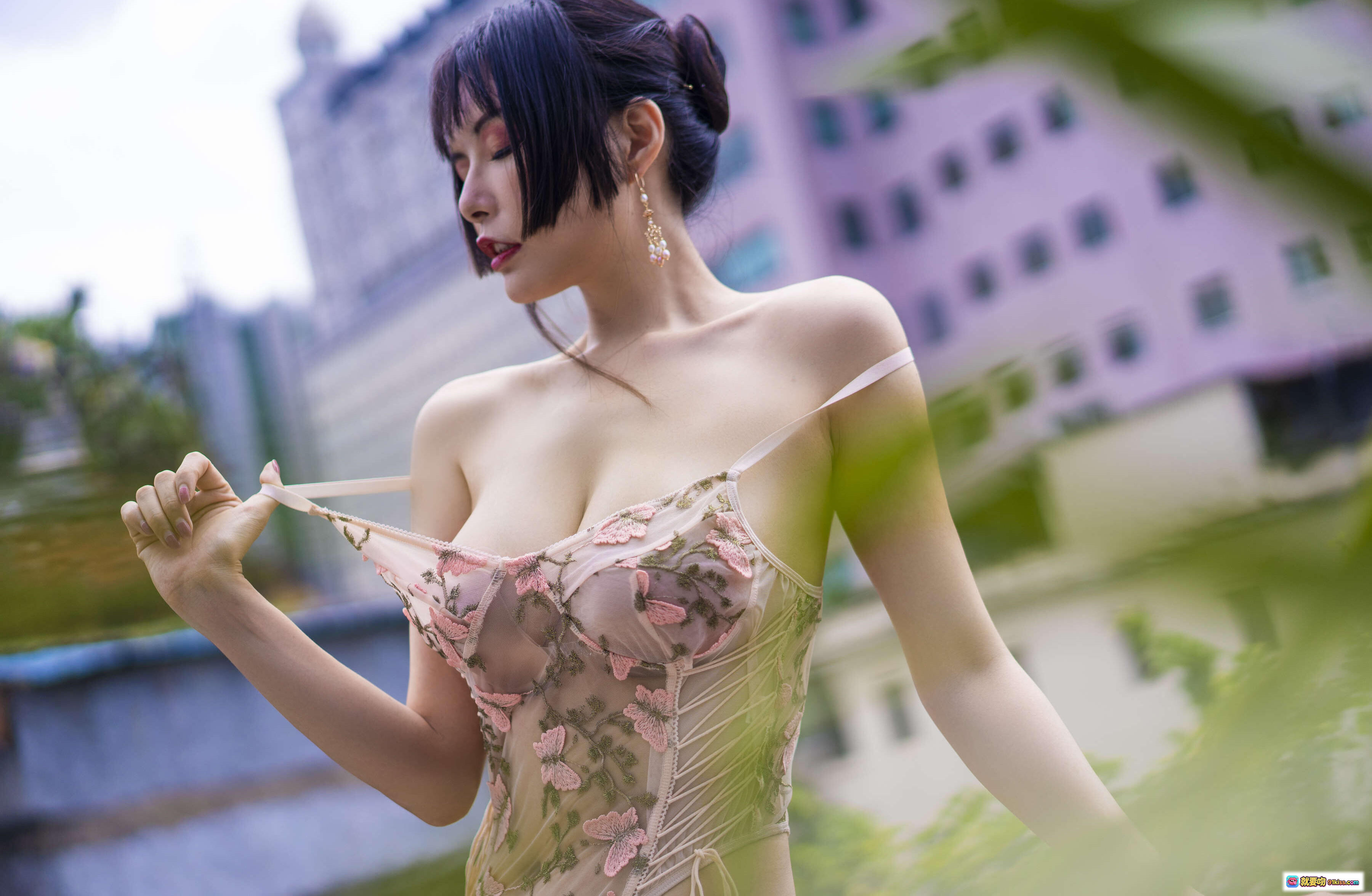 图片[2] - 秋和柯基 NO.011 天台写真 56P高清单反摄影 粉色刺绣透视内衣 木椅阳光美拍 时尚妆容黑发齐刘海 - 就要吻