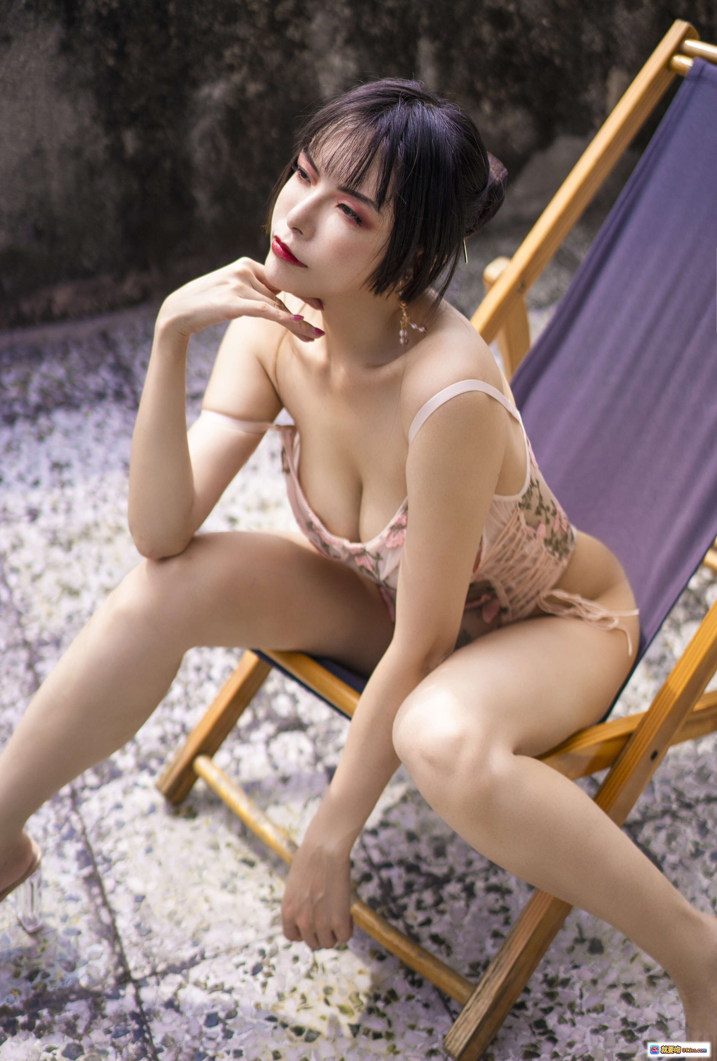 图片[10] - 秋和柯基 NO.011 天台写真 56P高清单反摄影 粉色刺绣透视内衣 木椅阳光美拍 时尚妆容黑发齐刘海 - 就要吻