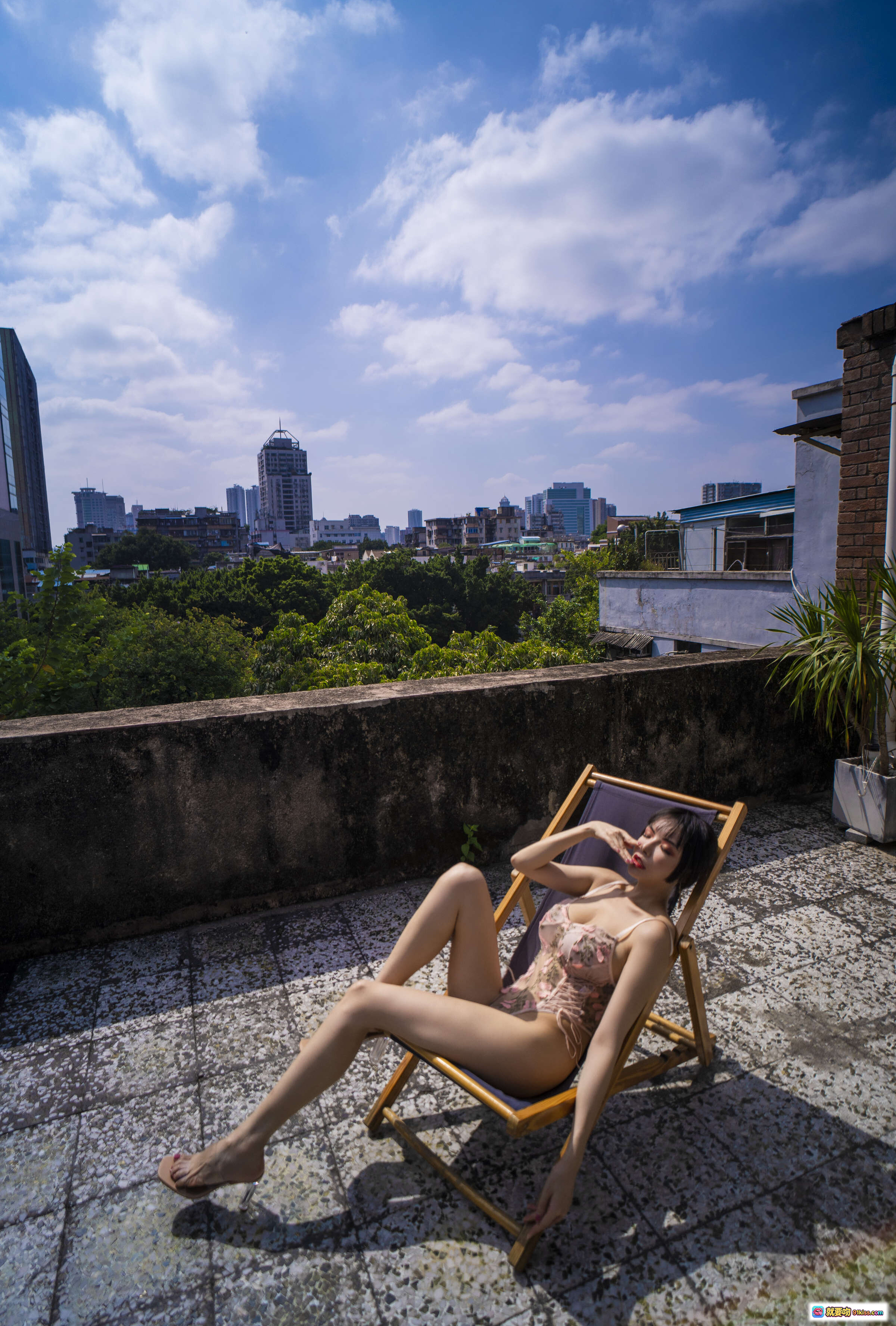 图片[6] - 秋和柯基 NO.011 天台写真 56P高清单反摄影 粉色刺绣透视内衣 木椅阳光美拍 时尚妆容黑发齐刘海 - 就要吻