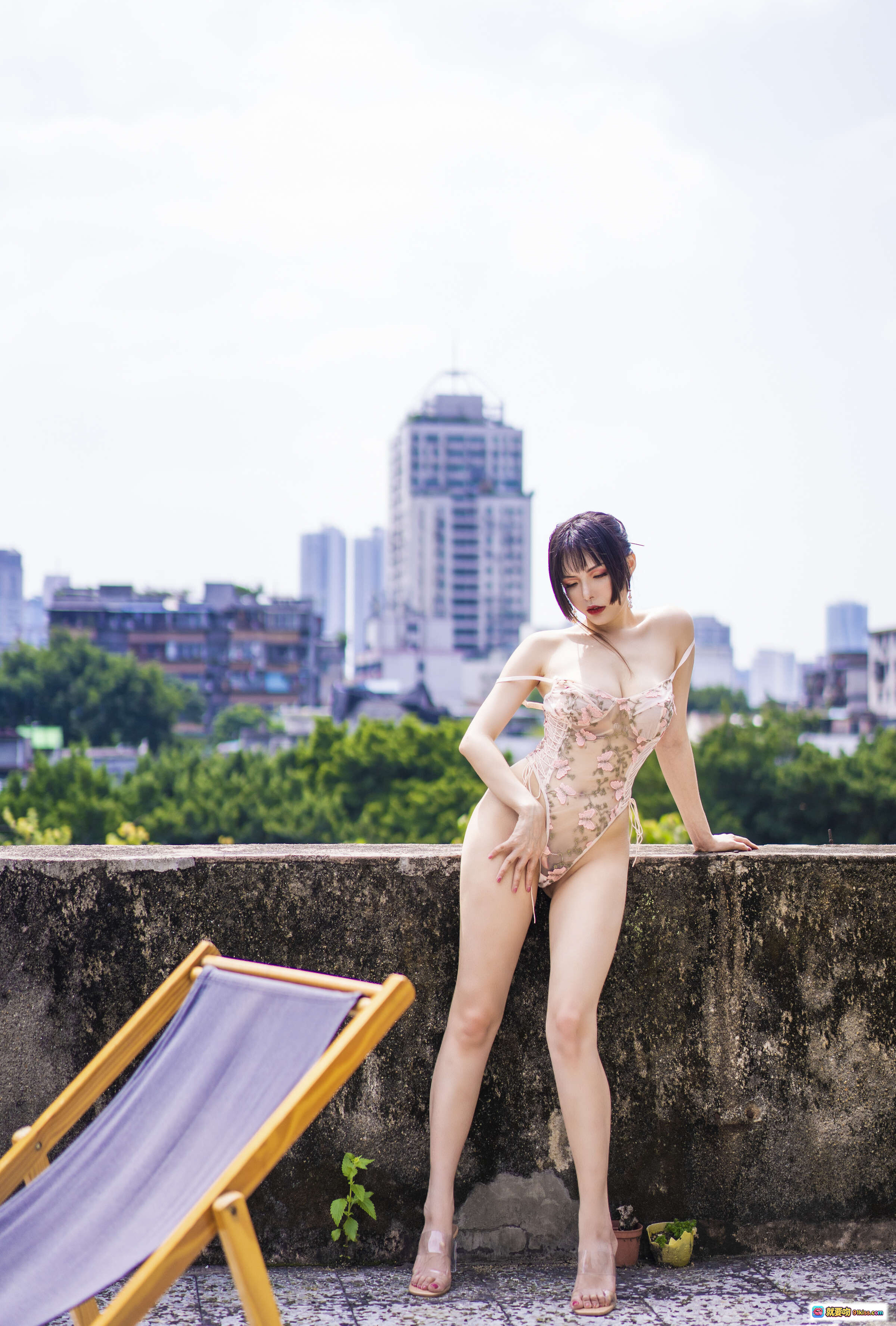图片[3] - 秋和柯基 NO.011 天台写真 56P高清单反摄影 粉色刺绣透视内衣 木椅阳光美拍 时尚妆容黑发齐刘海 - 就要吻