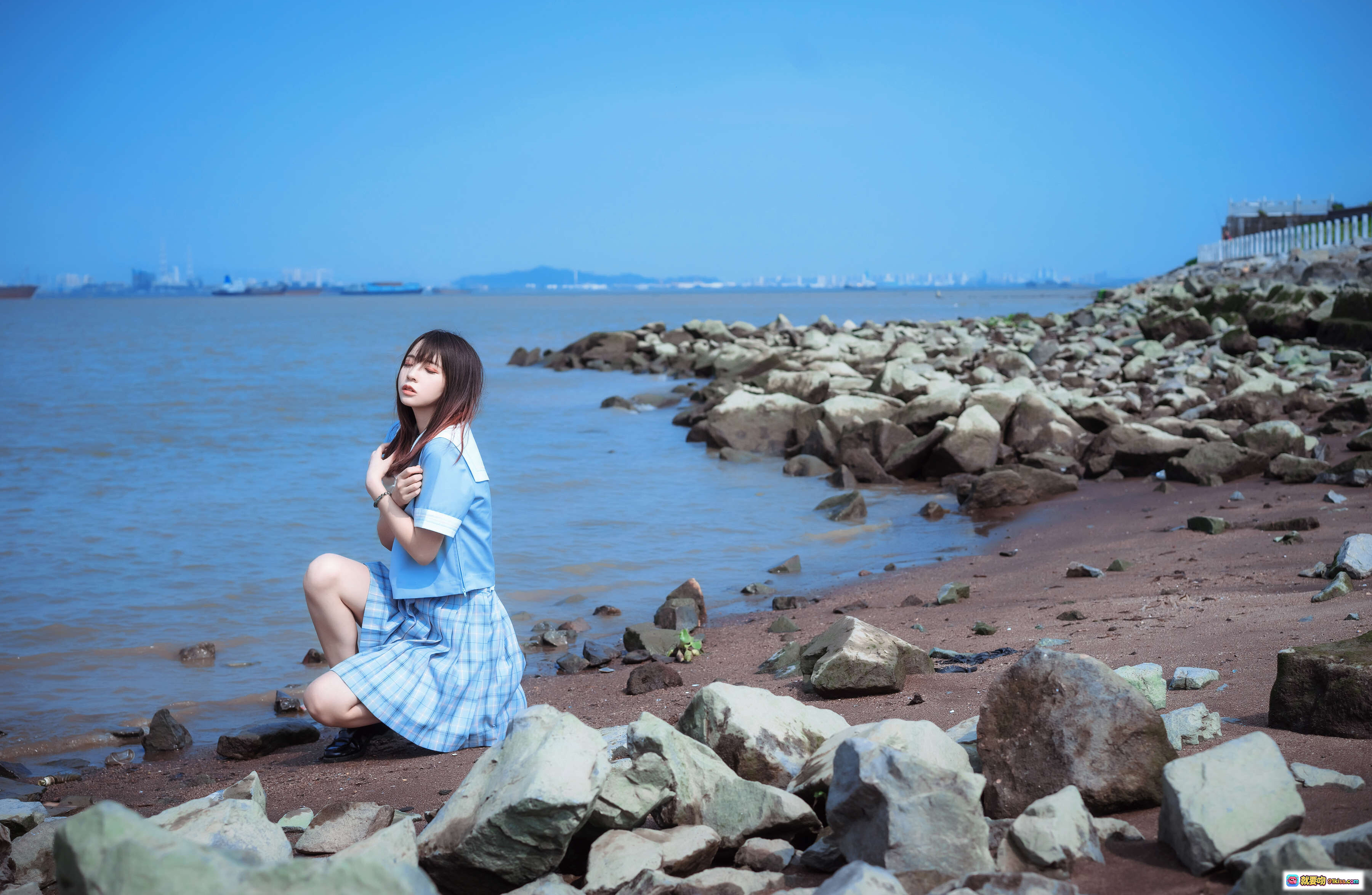 图片[1] - 疯猫ss NO.002 海鸥岛海边写真 蓝裙少女礁石滩拍照 清新自然风光 40P高清图集 - 就要吻