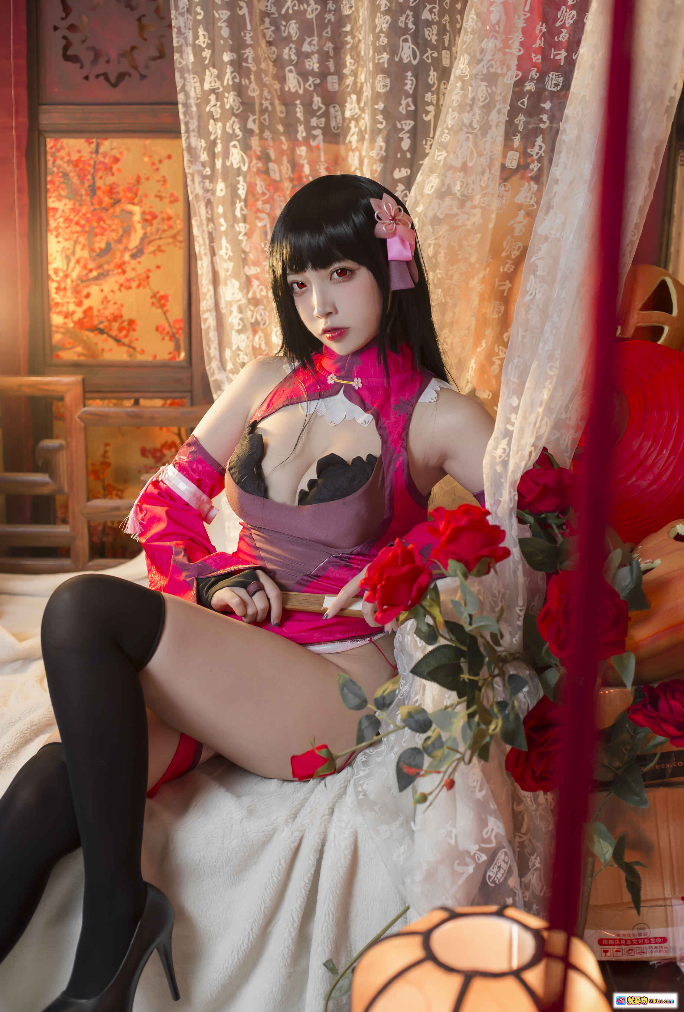 图片[8] - 二佐Nisa NO.078 梦子旗袍写真 28P 89MB 粉紫露肩旗袍 黑丝美腿 古风卧室 红玫瑰装饰 性感Cosplay 精美摄影 - 就要吻