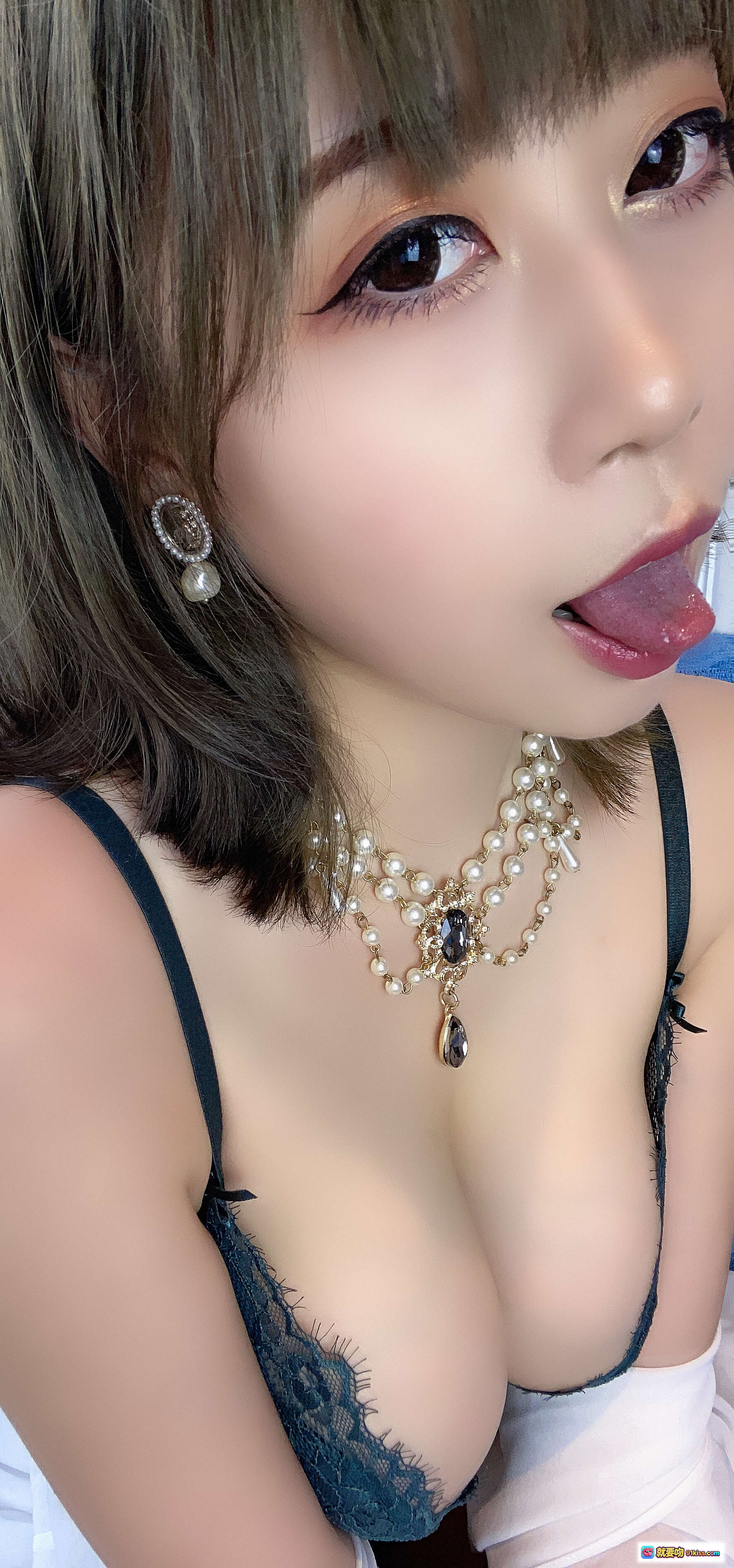 图片[8] - 奈汐酱nice NO.019 13号自拍本 小贵妇日常写真 白衬衫蕾丝内衣银高跟蓝沙发美腿私房照 - 就要吻