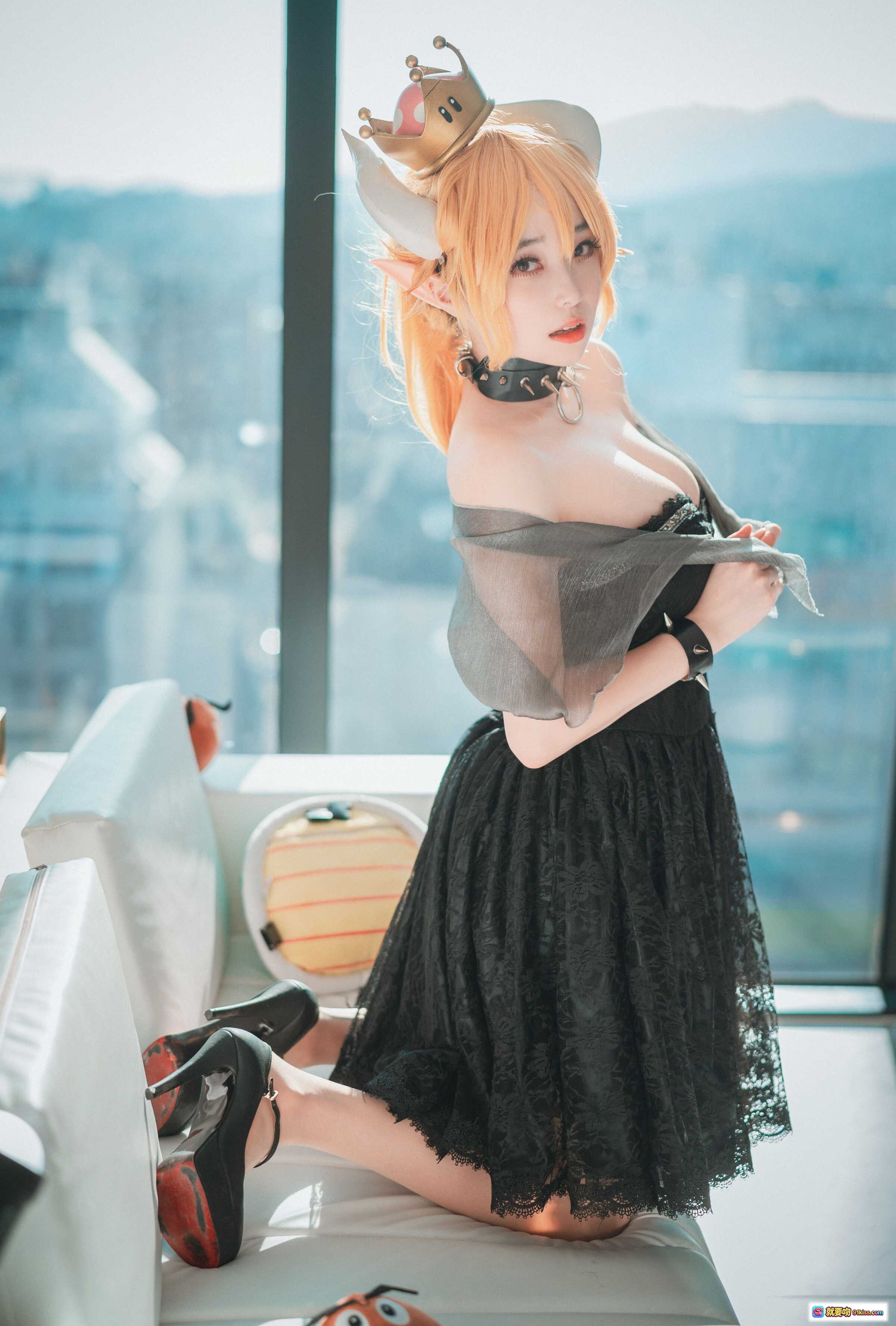 图片[5] - Bambi万圣节Cosplay Bowsette 黑色比基尼长手套窗边写真 金发皇冠角饰性感造型 - 就要吻