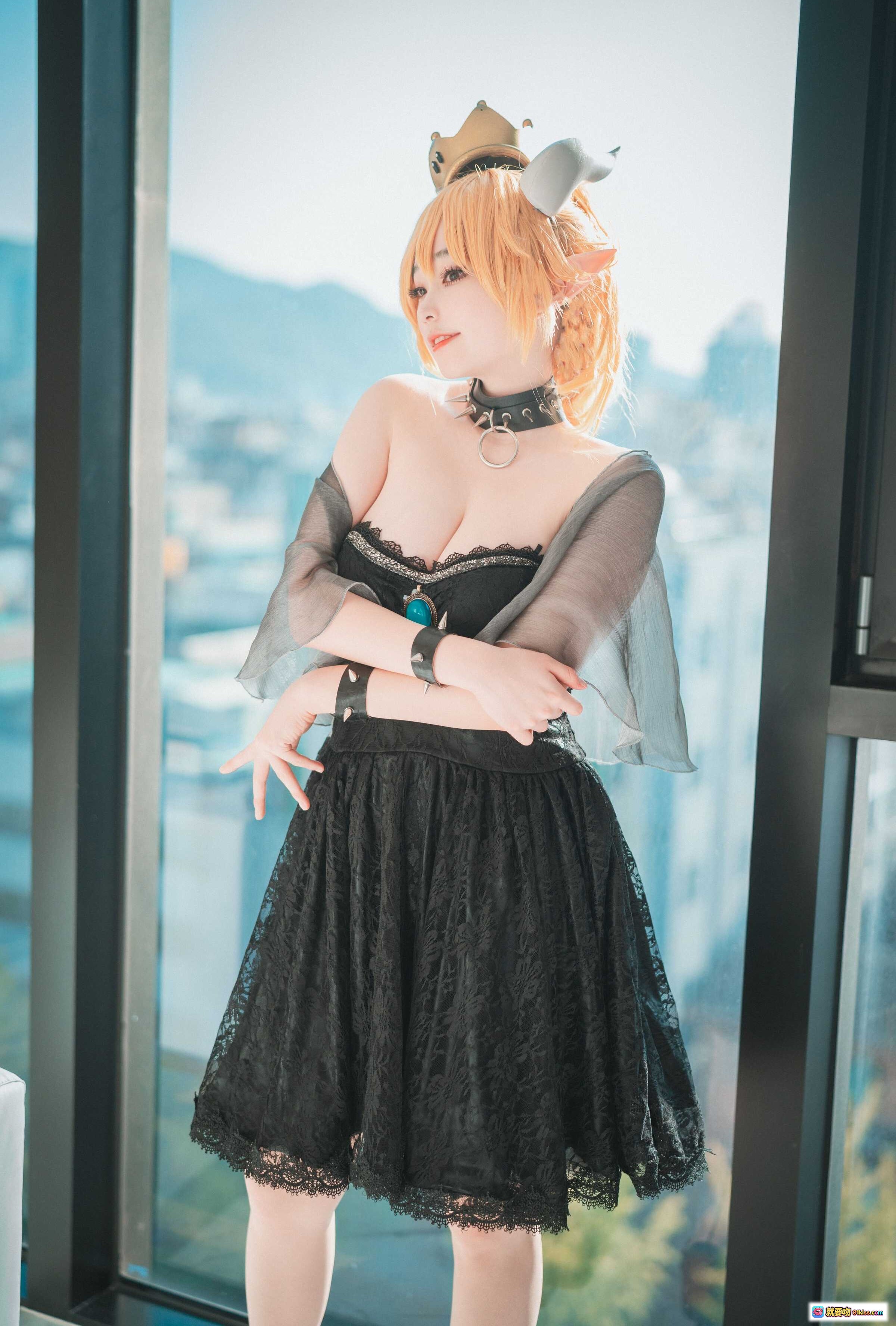 图片[10] - Bambi万圣节Cosplay Bowsette 黑色比基尼长手套窗边写真 金发皇冠角饰性感造型 - 就要吻
