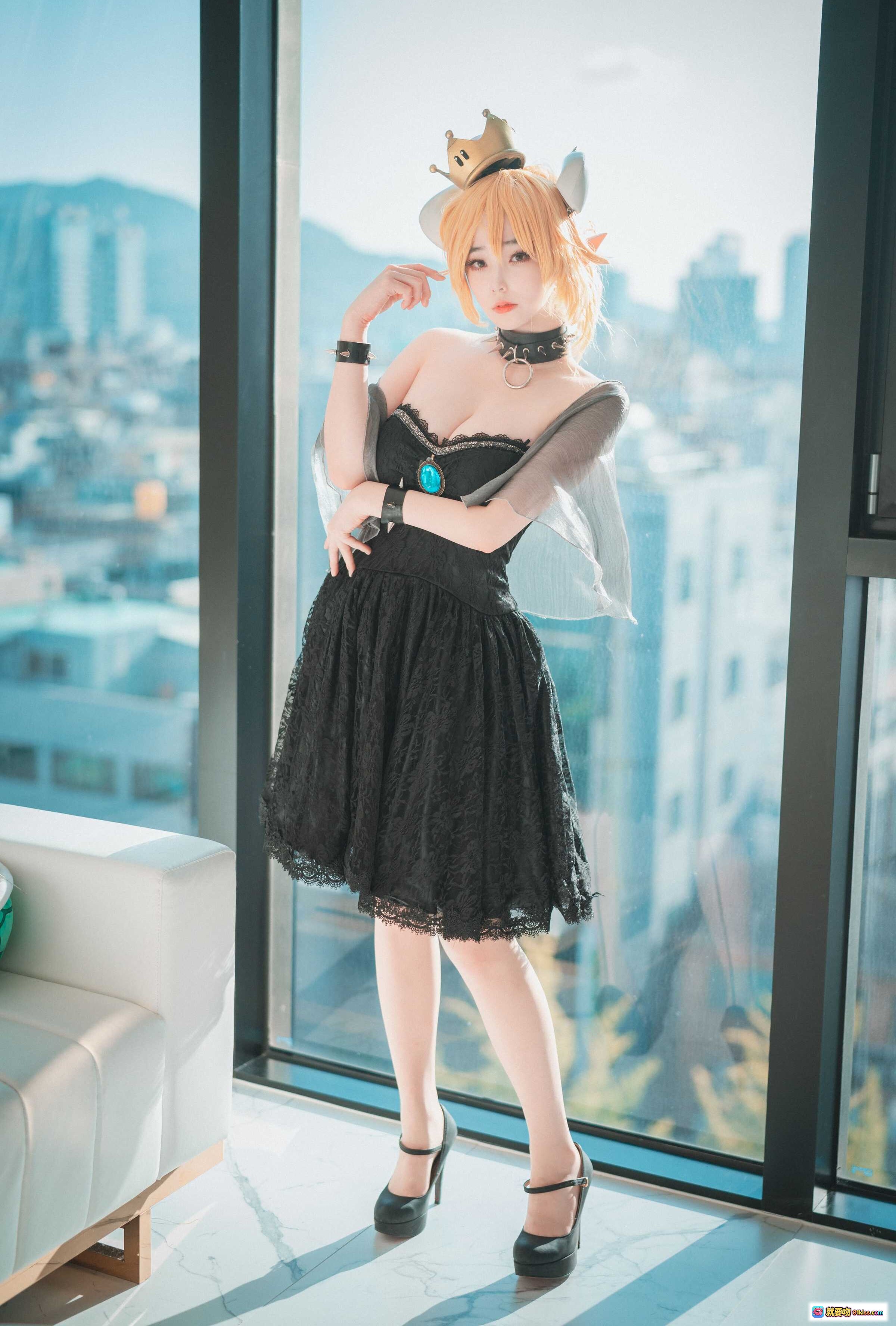 图片[8] - Bambi万圣节Cosplay Bowsette 黑色比基尼长手套窗边写真 金发皇冠角饰性感造型 - 就要吻