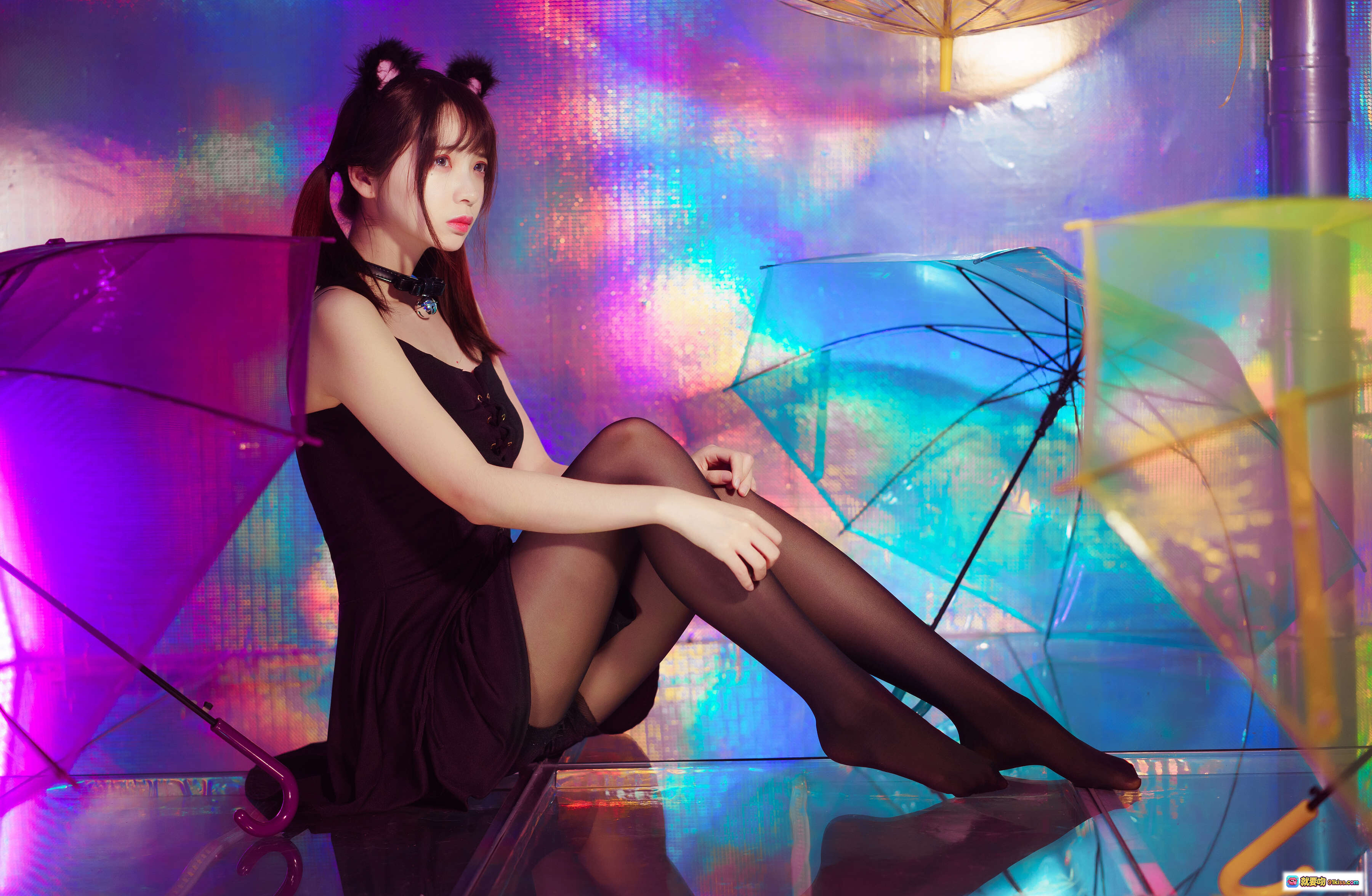 图片[3] - 疯猫ss NO.017 丝袜狂想曲(光)｜猫耳少女黑裙丝袜霓虹光影透明伞写真34P - 就要吻