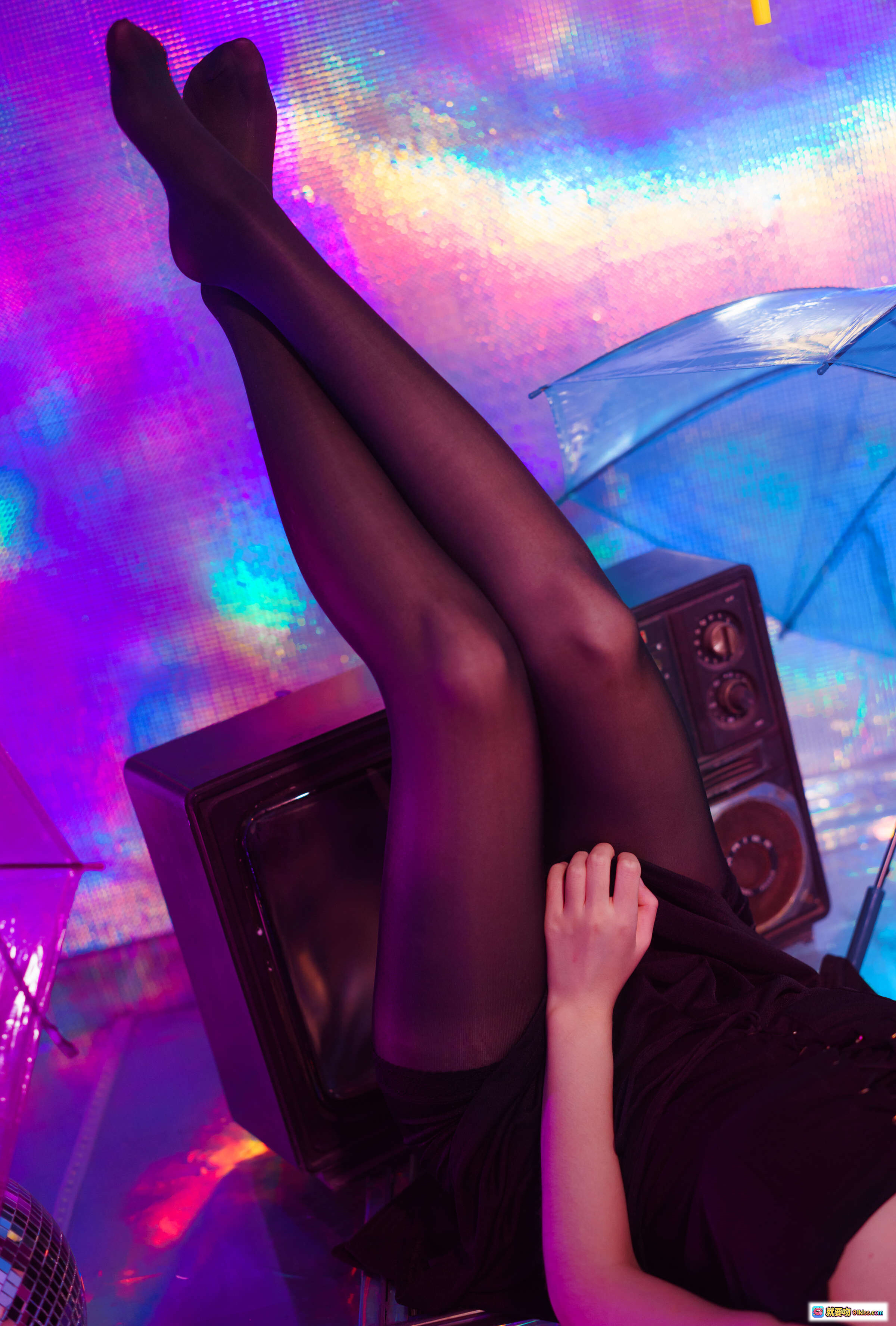 图片[4] - 疯猫ss NO.017 丝袜狂想曲(光)｜猫耳少女黑裙丝袜霓虹光影透明伞写真34P - 就要吻