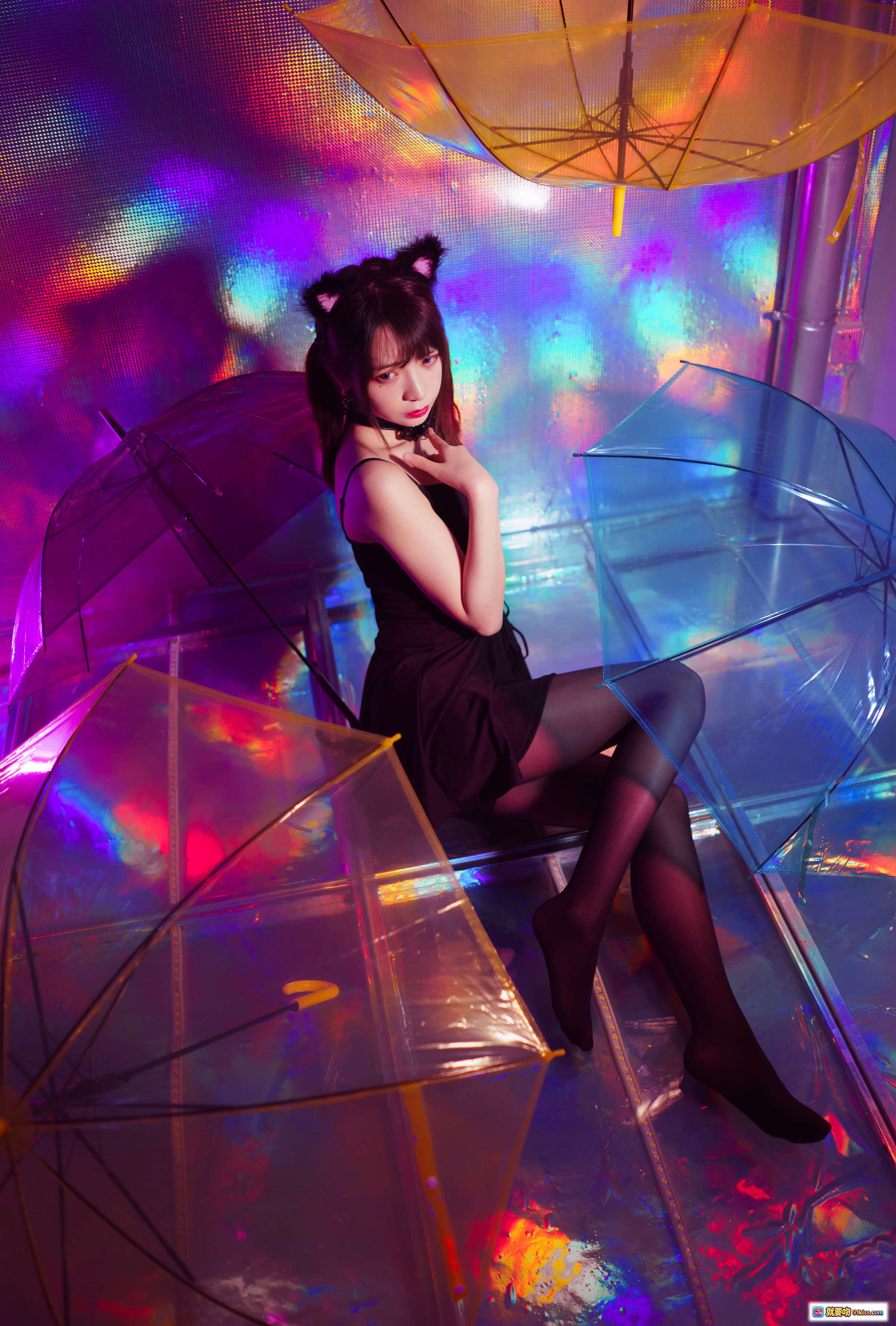 图片[1] - 疯猫ss NO.017 丝袜狂想曲(光)｜猫耳少女黑裙丝袜霓虹光影透明伞写真34P - 就要吻