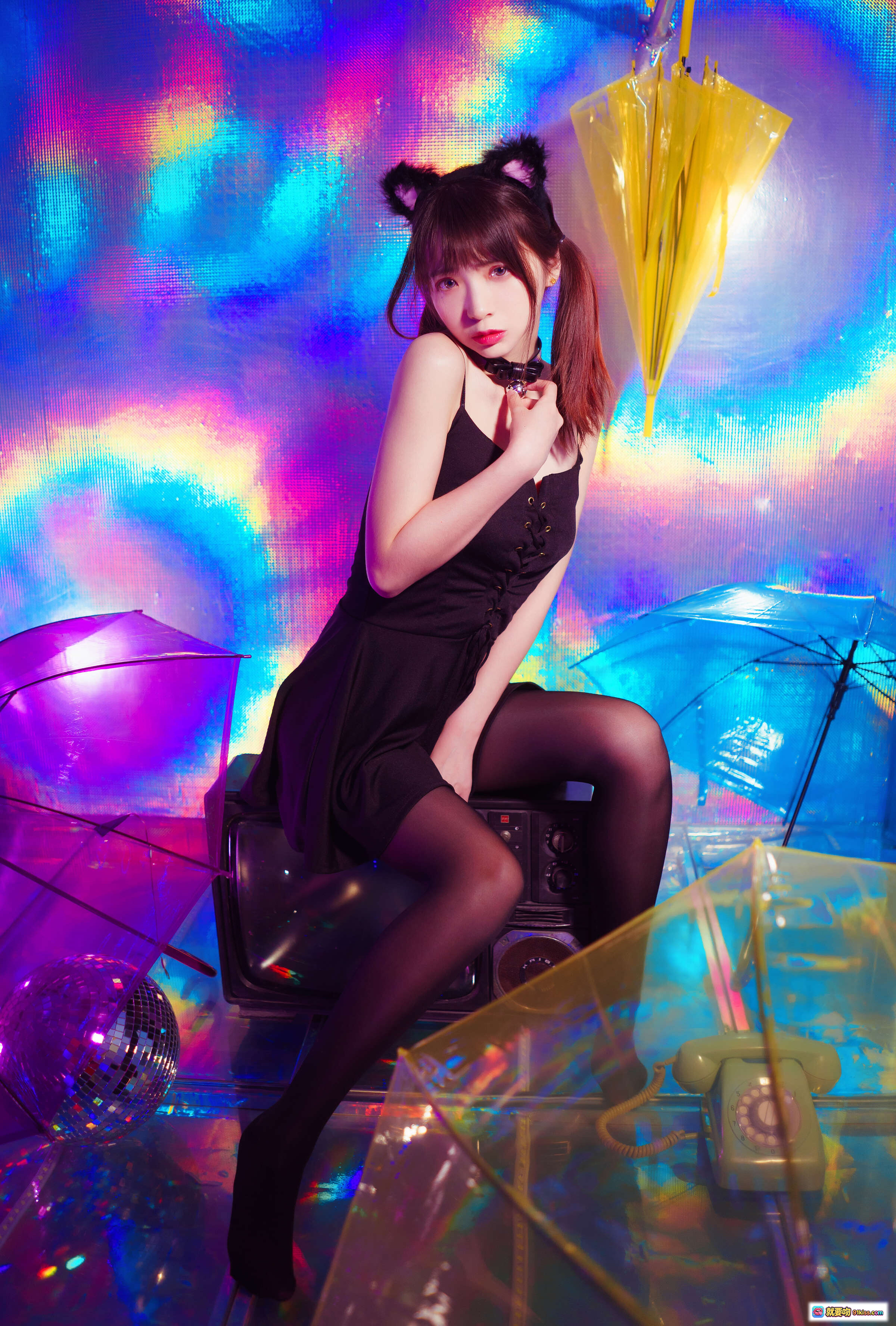 图片[2] - 疯猫ss NO.017 丝袜狂想曲(光)｜猫耳少女黑裙丝袜霓虹光影透明伞写真34P - 就要吻
