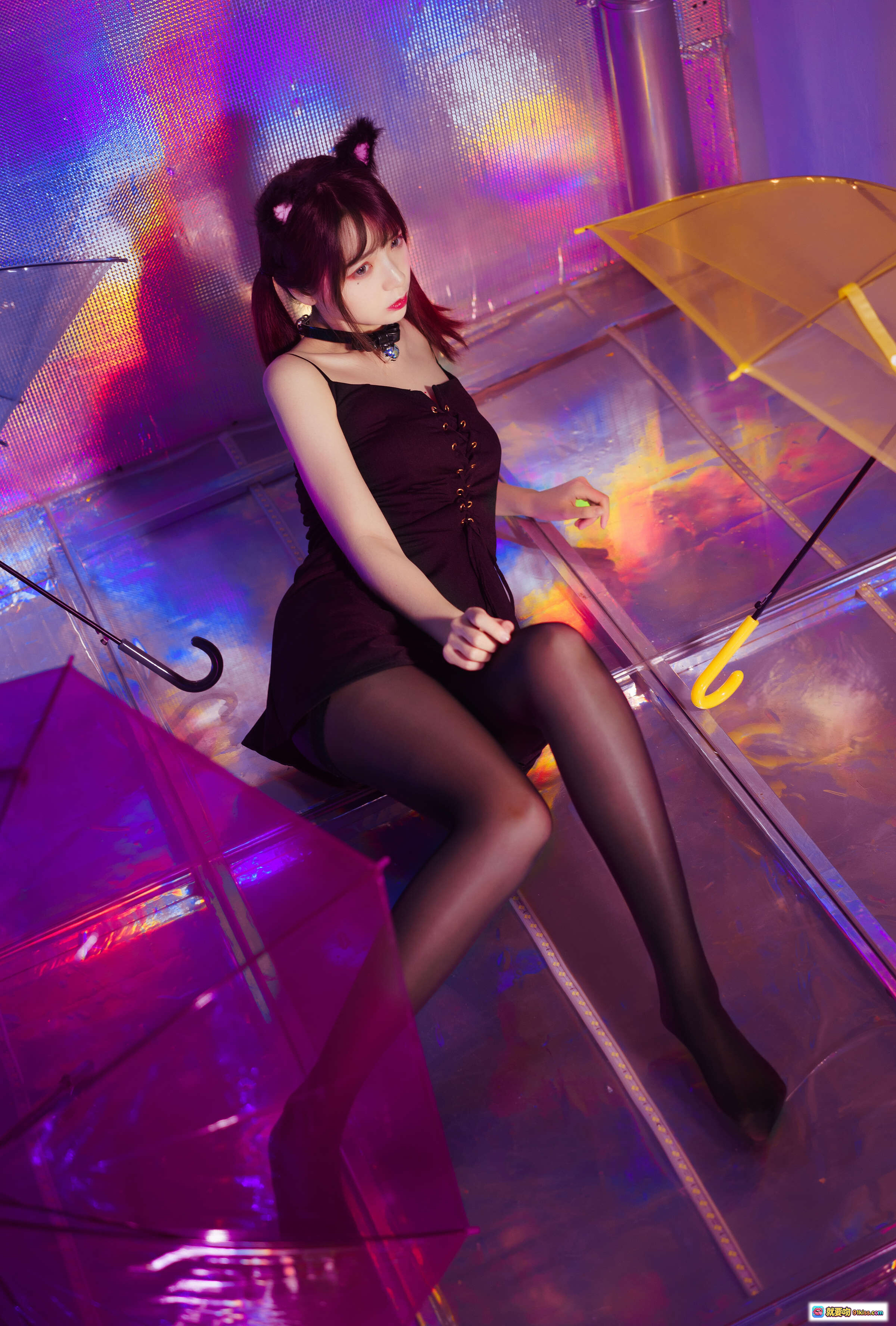 图片[5] - 疯猫ss NO.017 丝袜狂想曲(光)｜猫耳少女黑裙丝袜霓虹光影透明伞写真34P - 就要吻