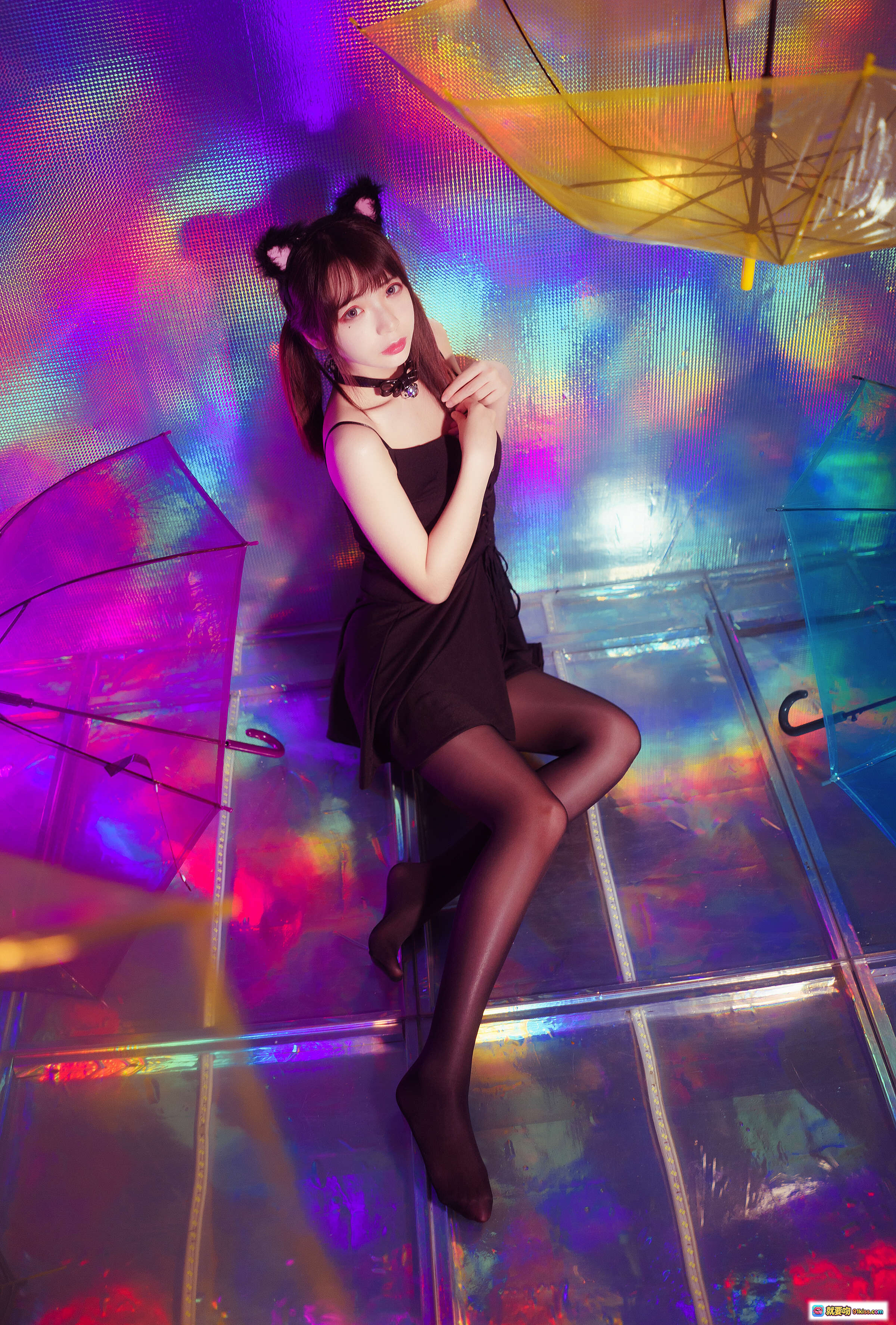 图片[6] - 疯猫ss NO.017 丝袜狂想曲(光)｜猫耳少女黑裙丝袜霓虹光影透明伞写真34P - 就要吻