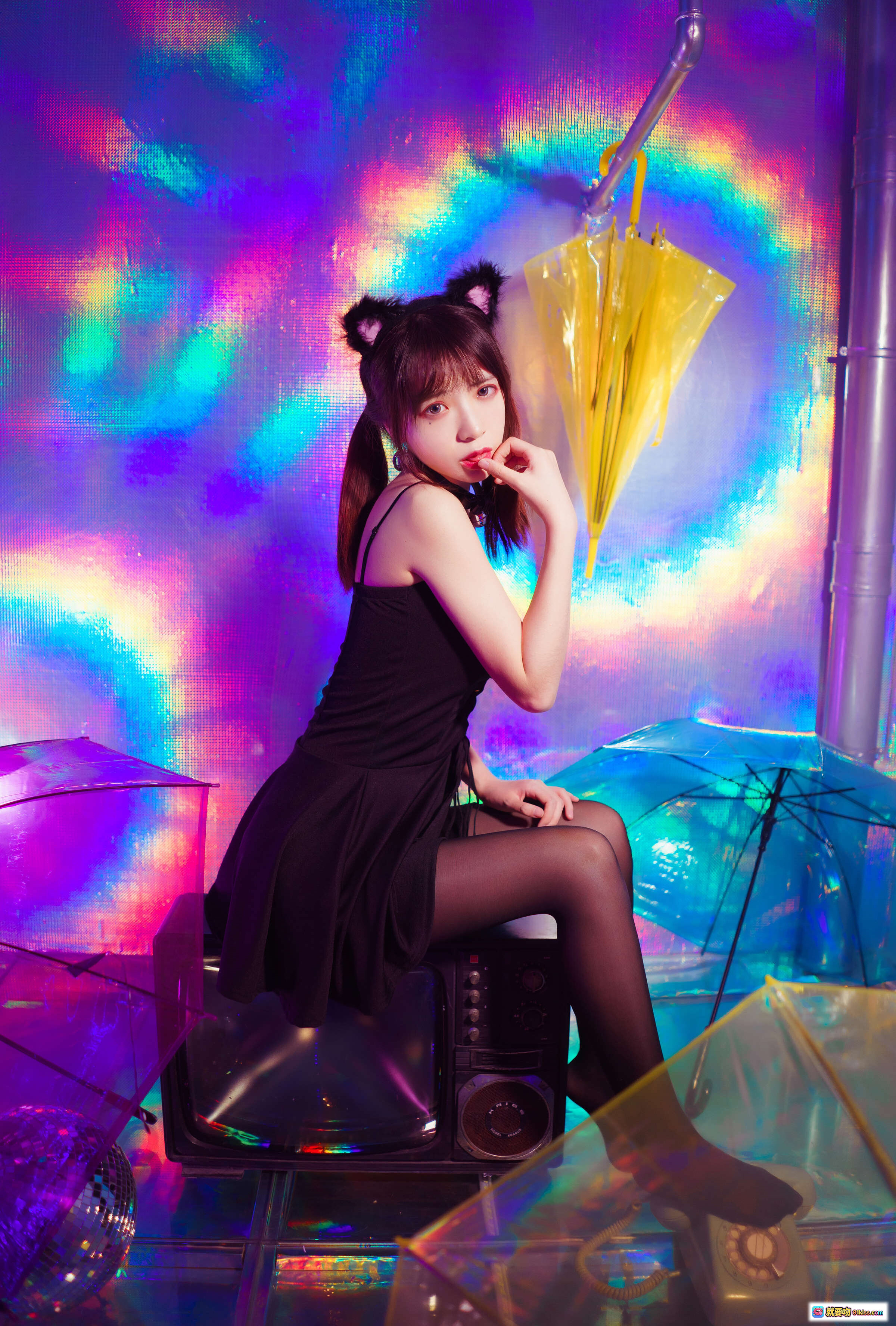 图片[8] - 疯猫ss NO.017 丝袜狂想曲(光)｜猫耳少女黑裙丝袜霓虹光影透明伞写真34P - 就要吻