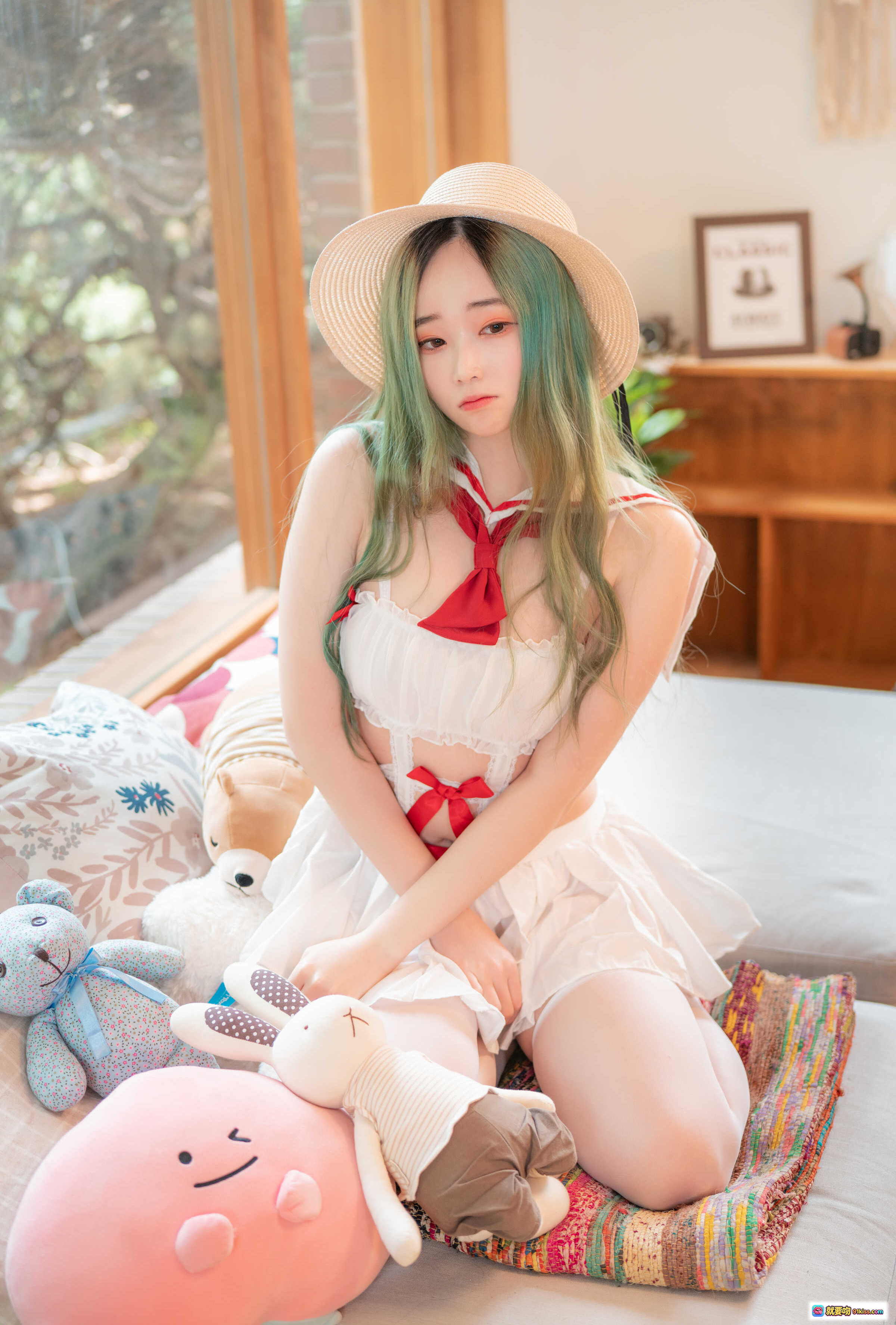 图片[9] - Bambi [CREAMSODA] VOL.11 概念写真：绿发少女草帽白裙红领结床上写真 清新甜美日系风格 - 就要吻