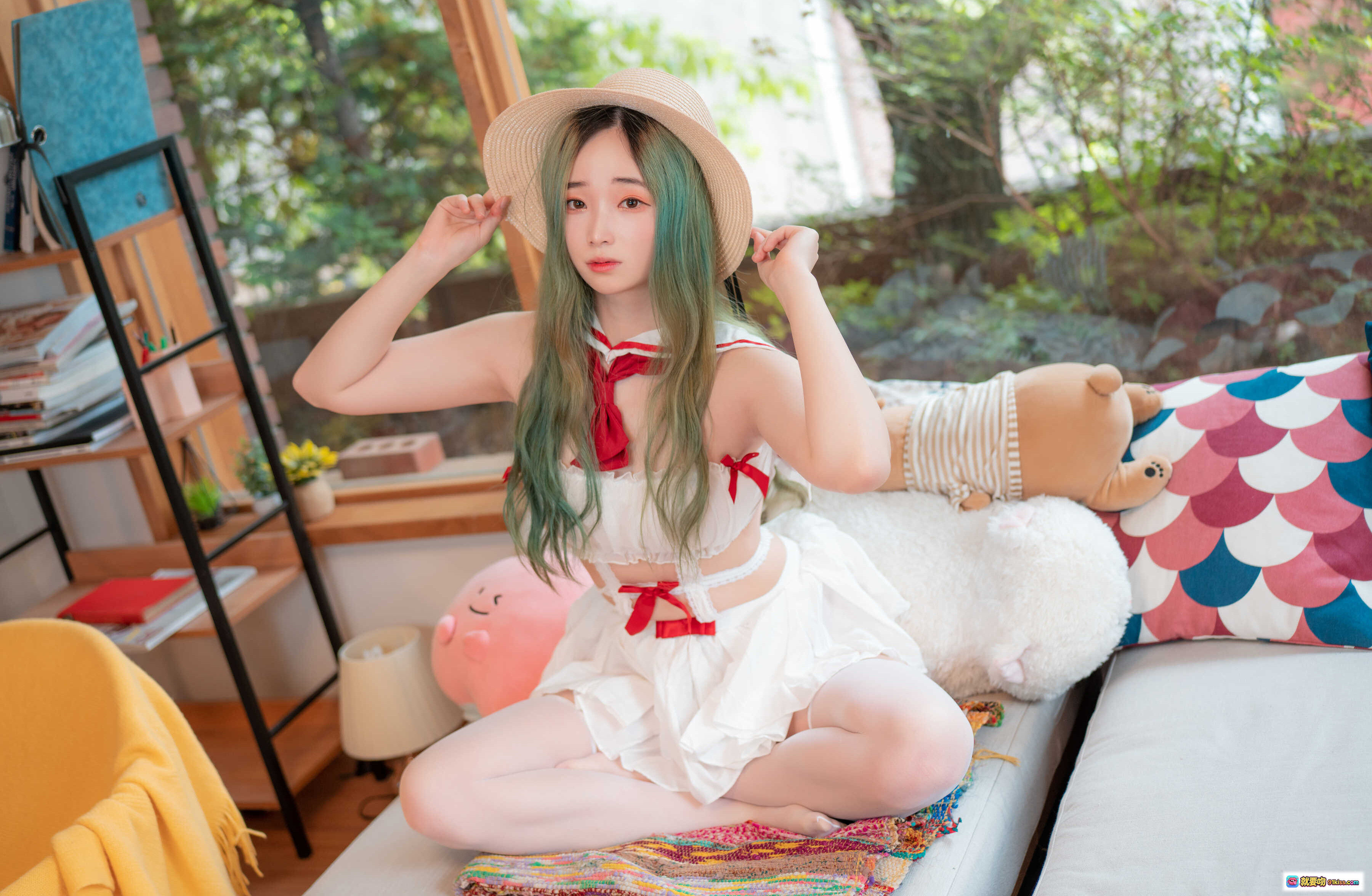 图片[7] - Bambi [CREAMSODA] VOL.11 概念写真：绿发少女草帽白裙红领结床上写真 清新甜美日系风格 - 就要吻