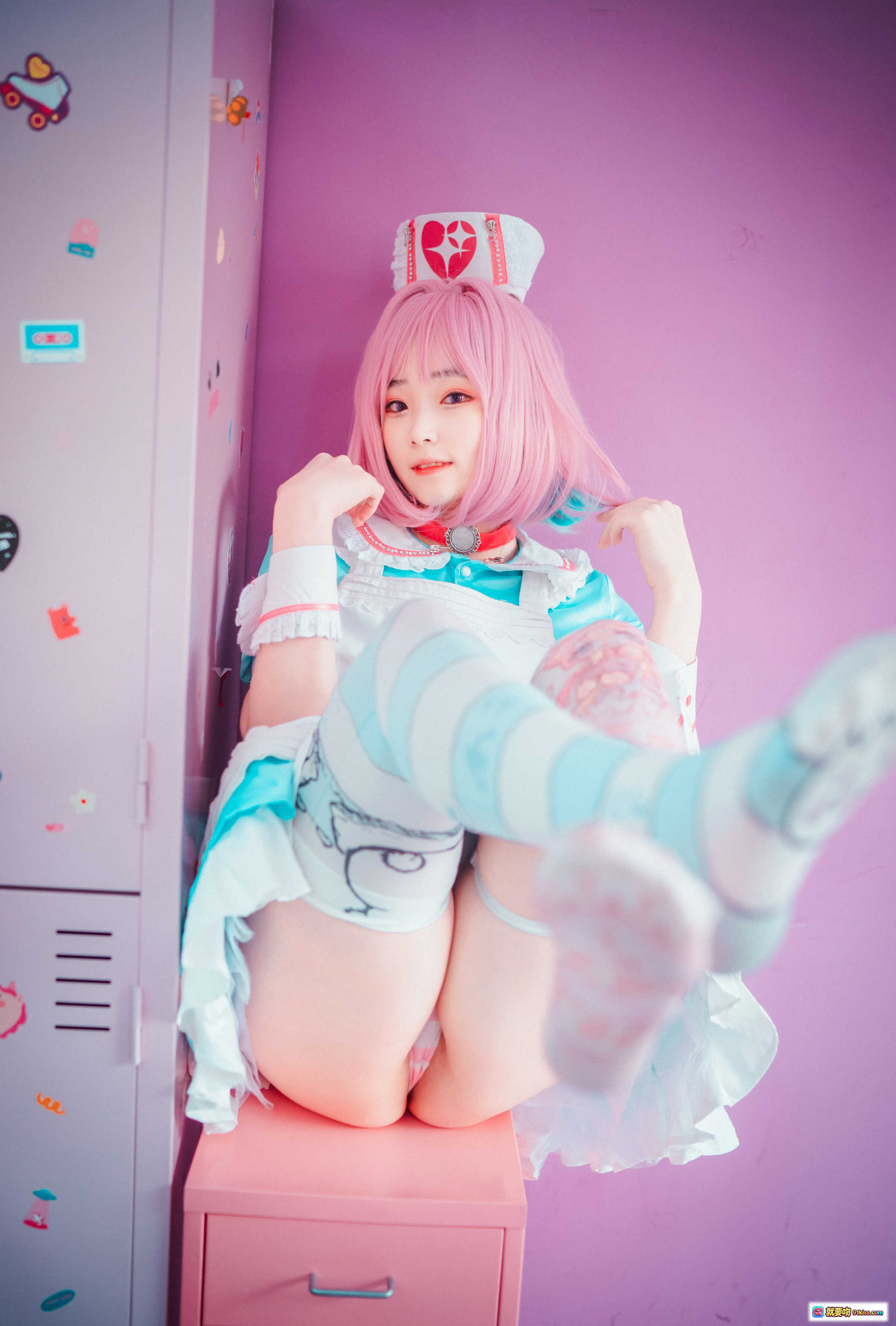 图片[2] - Bambi DJAWA Riamu Overdosed 粉发兔耳少女 Cosplay 甜酷风 白翼吊带袜 紫色房间写真 樱花系美少女摆拍 - 就要吻