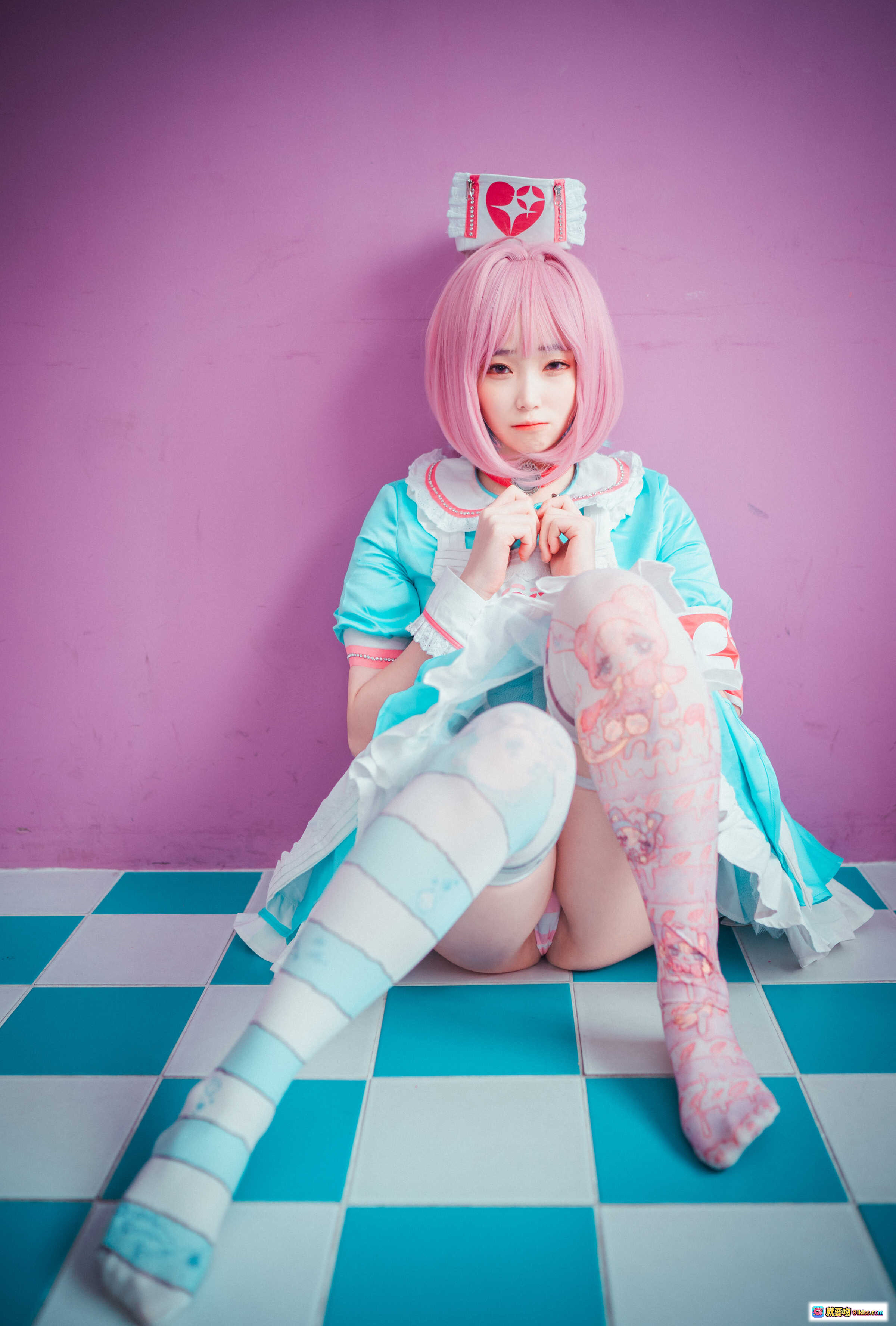 图片[5] - Bambi DJAWA Riamu Overdosed 粉发兔耳少女 Cosplay 甜酷风 白翼吊带袜 紫色房间写真 樱花系美少女摆拍 - 就要吻