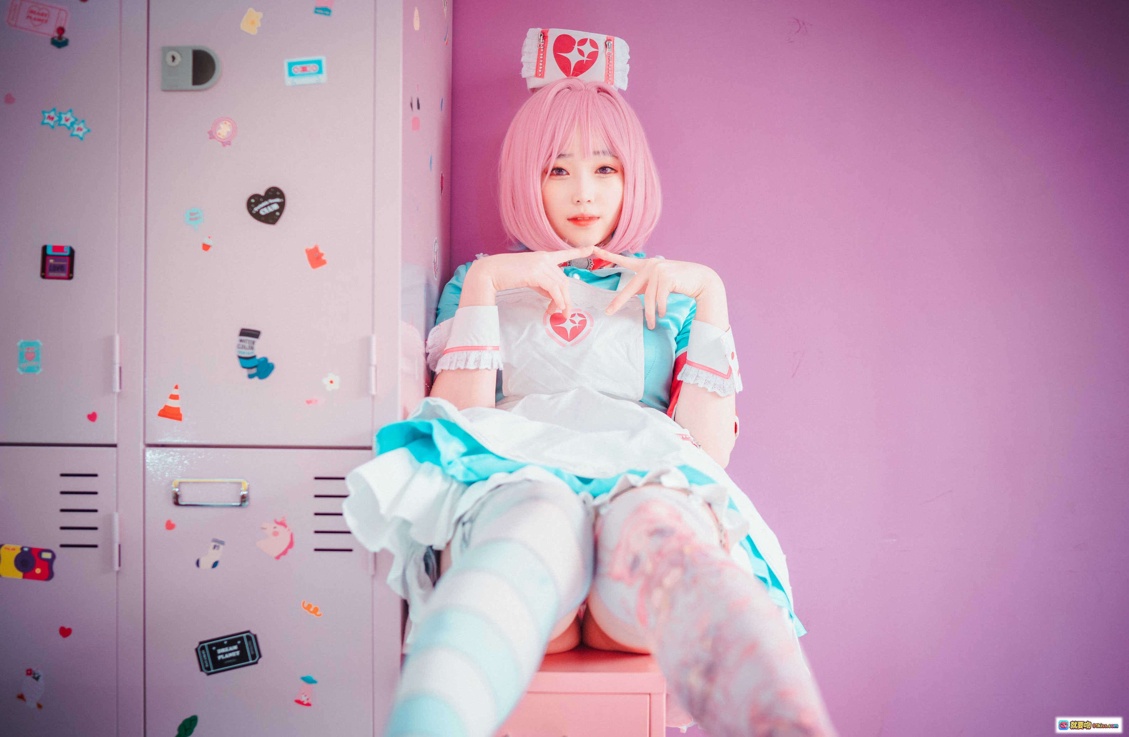 图片[3] - Bambi DJAWA Riamu Overdosed 粉发兔耳少女 Cosplay 甜酷风 白翼吊带袜 紫色房间写真 樱花系美少女摆拍 - 就要吻