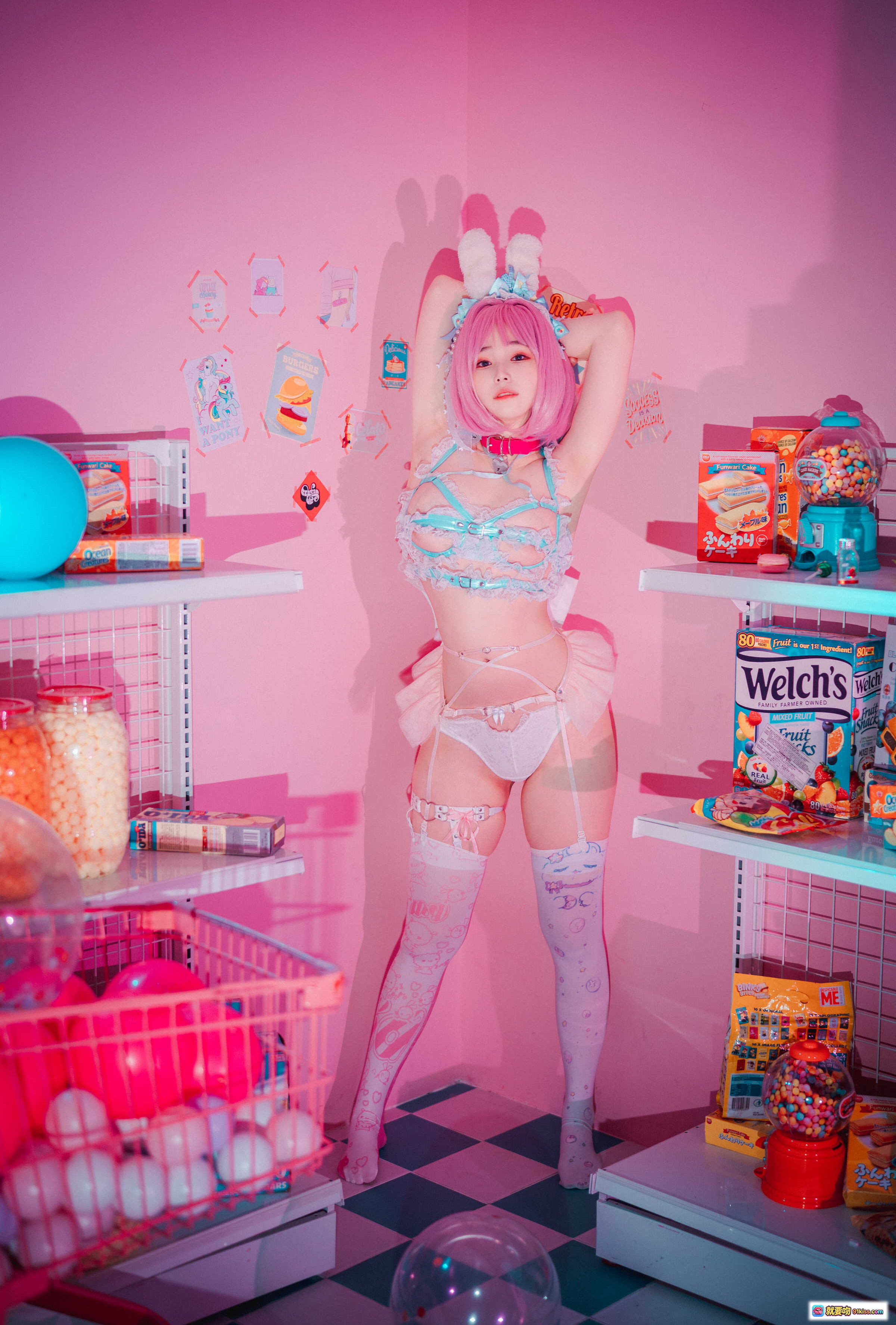图片[8] - Bambi DJAWA Riamu Overdosed 粉发兔耳少女 Cosplay 甜酷风 白翼吊带袜 紫色房间写真 樱花系美少女摆拍 - 就要吻