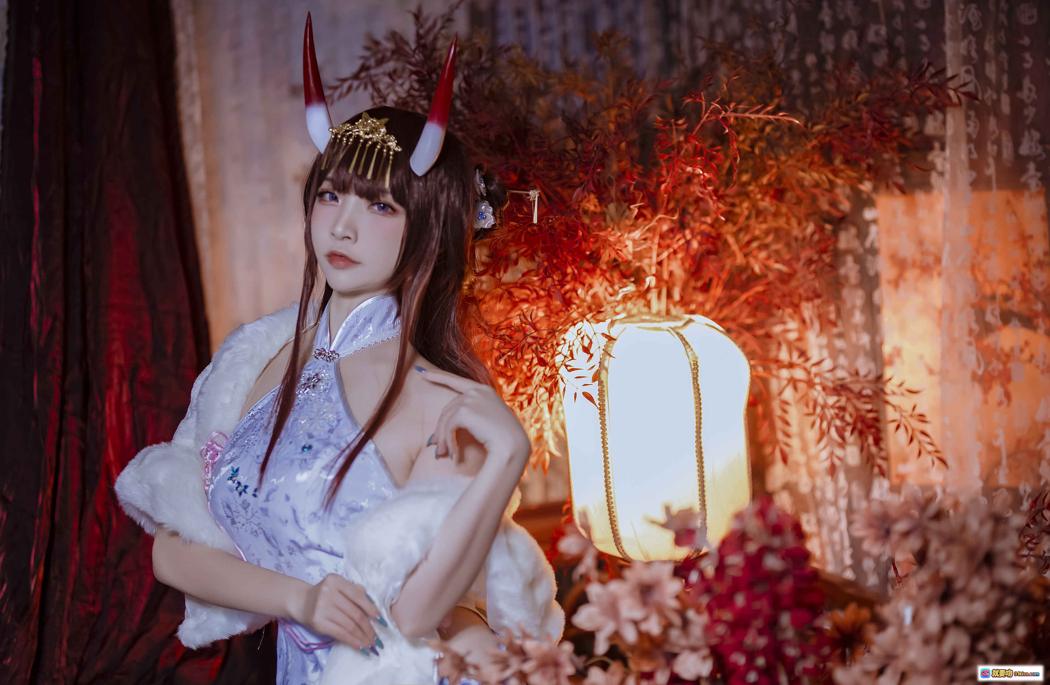 二佐Nisa NO.104 碧蓝航线能代旗袍cosplay 红白角饰 白毛绒披肩 古风灯笼背景 精致妆造 18P高清图集 - 就要吻