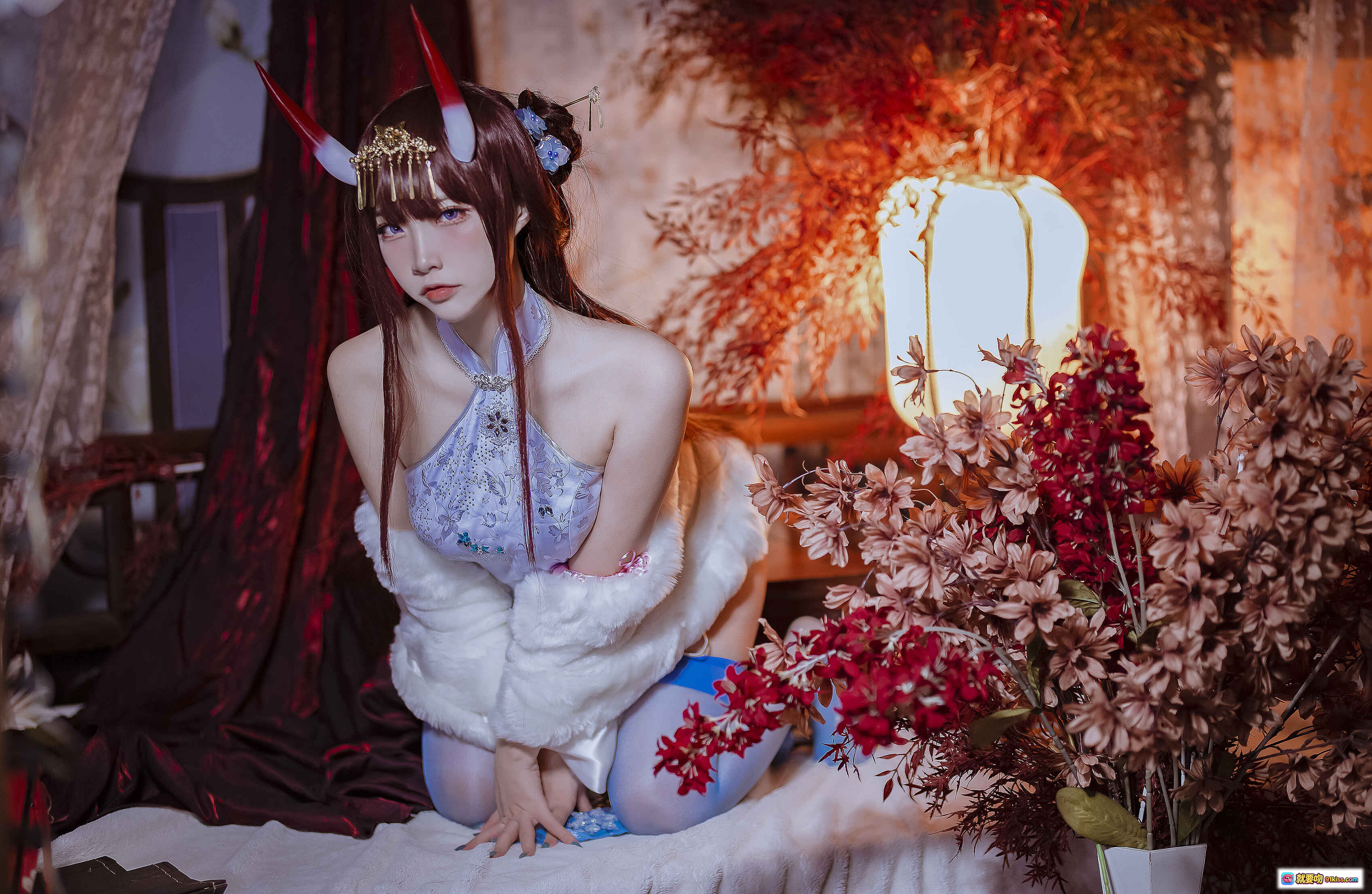 图片[2] - 二佐Nisa NO.104 碧蓝航线能代旗袍cosplay 红白角饰 白毛绒披肩 古风灯笼背景 精致妆造 18P高清图集 - 就要吻