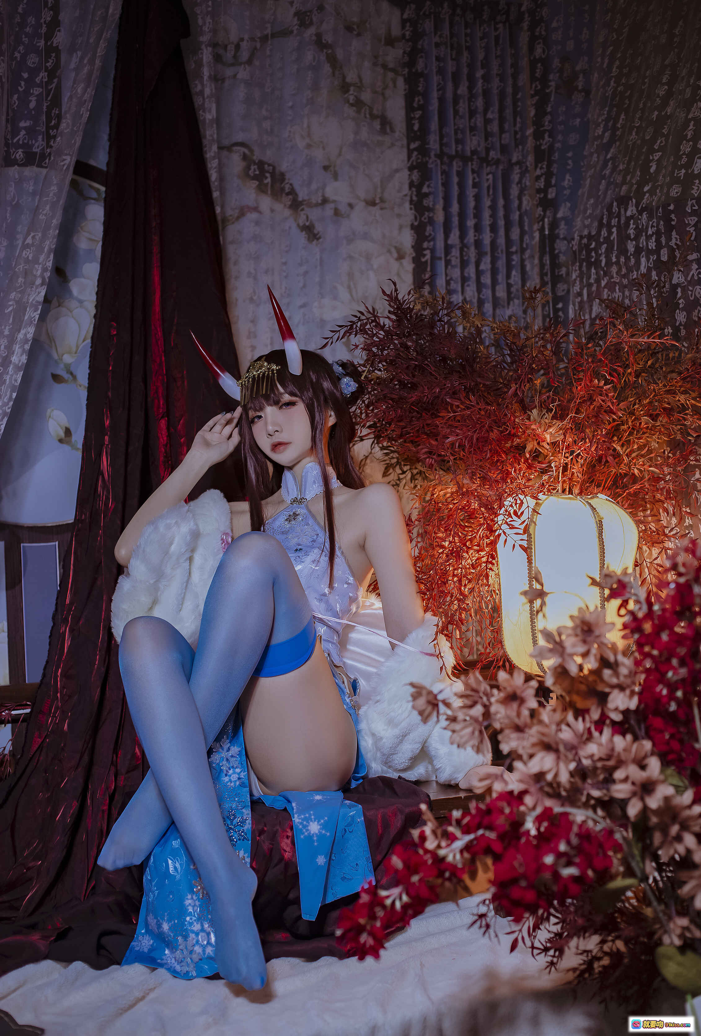 图片[6] - 二佐Nisa NO.104 碧蓝航线能代旗袍cosplay 红白角饰 白毛绒披肩 古风灯笼背景 精致妆造 18P高清图集 - 就要吻