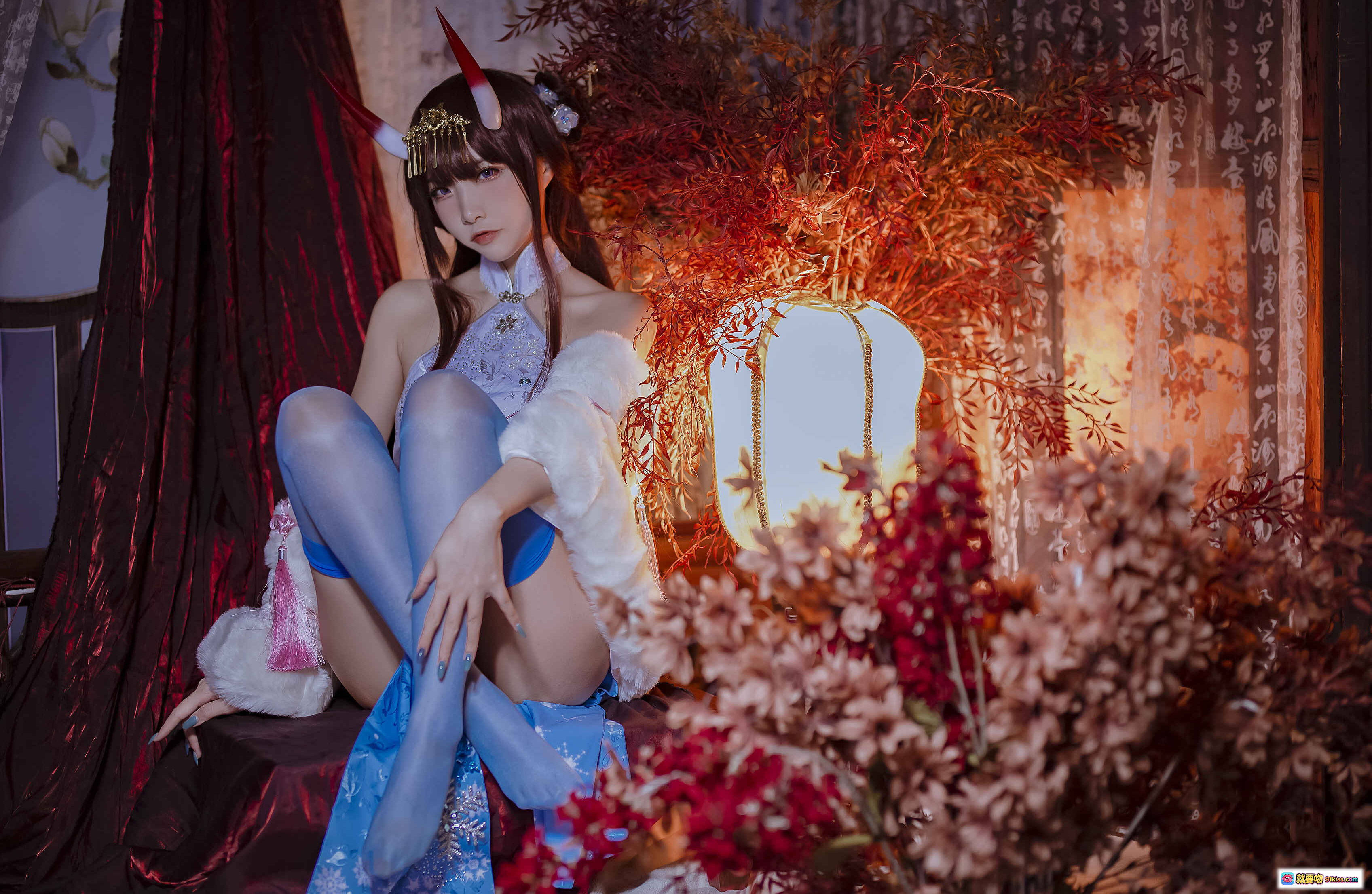 图片[7] - 二佐Nisa NO.104 碧蓝航线能代旗袍cosplay 红白角饰 白毛绒披肩 古风灯笼背景 精致妆造 18P高清图集 - 就要吻