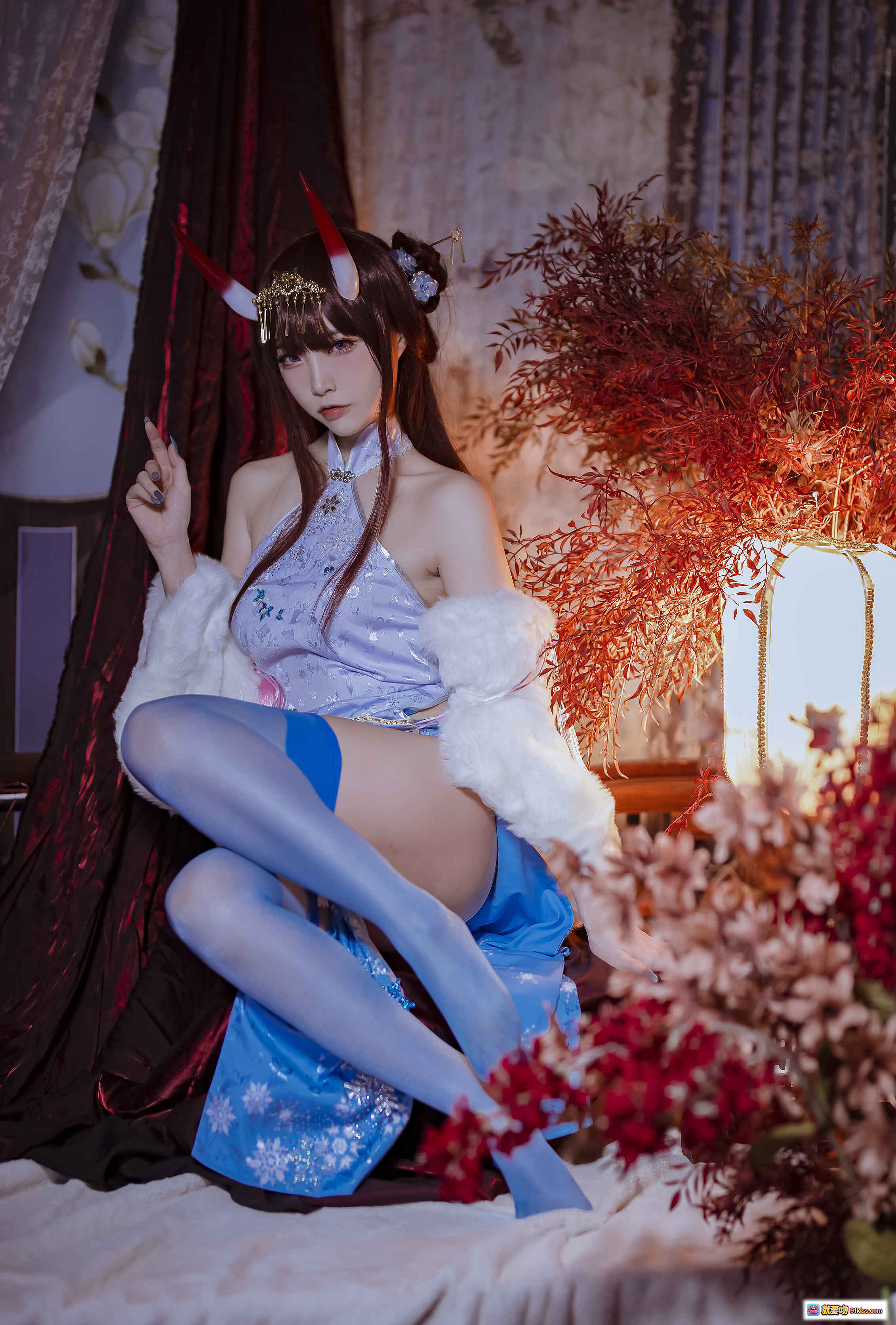 图片[8] - 二佐Nisa NO.104 碧蓝航线能代旗袍cosplay 红白角饰 白毛绒披肩 古风灯笼背景 精致妆造 18P高清图集 - 就要吻