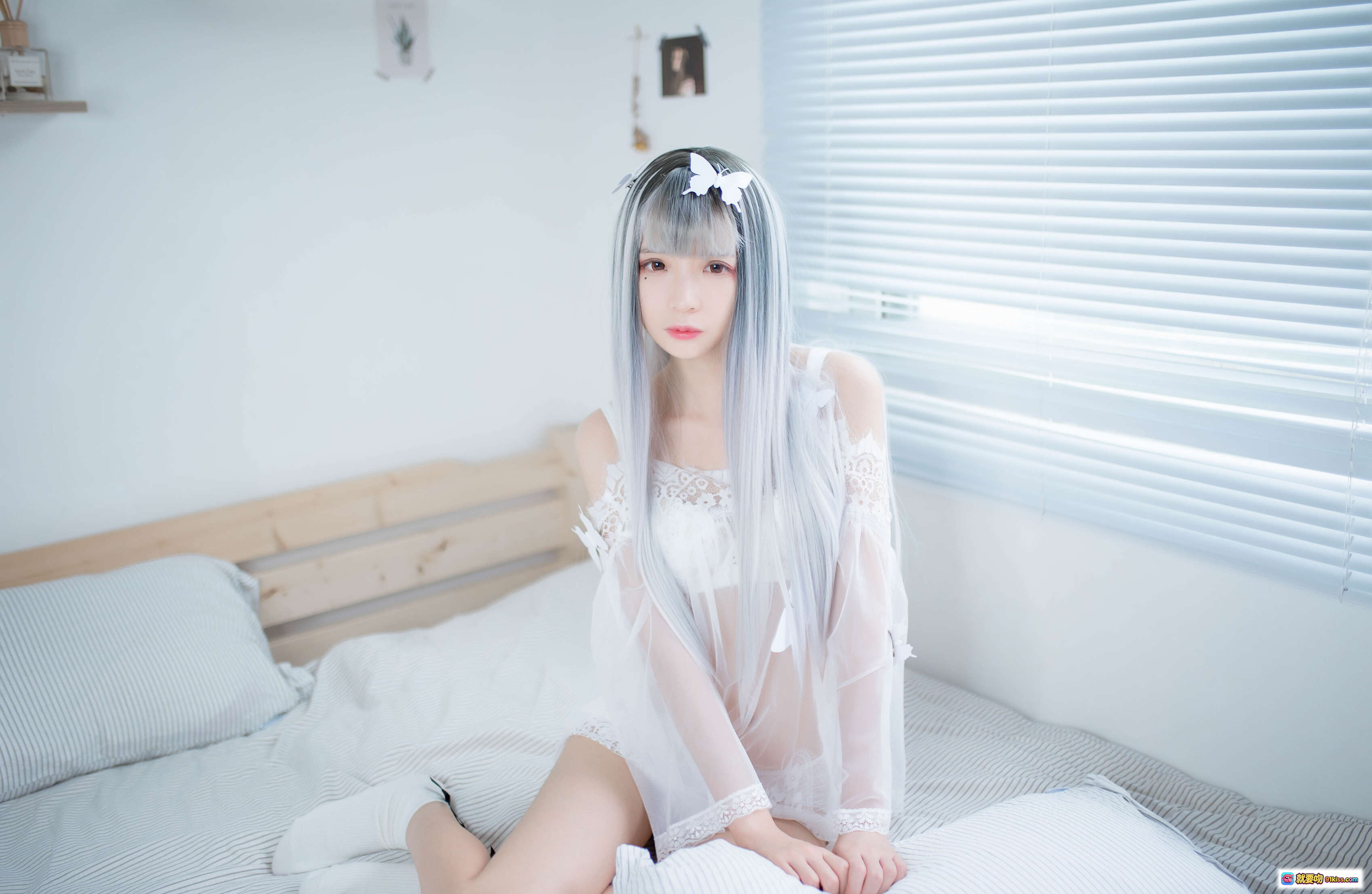 图片[7] - 疯猫ss NO.020 透明白纱写真｜银发少女窗边凝望｜蕾丝薄纱轻盈飘逸｜清新梦幻日系风格 - 就要吻