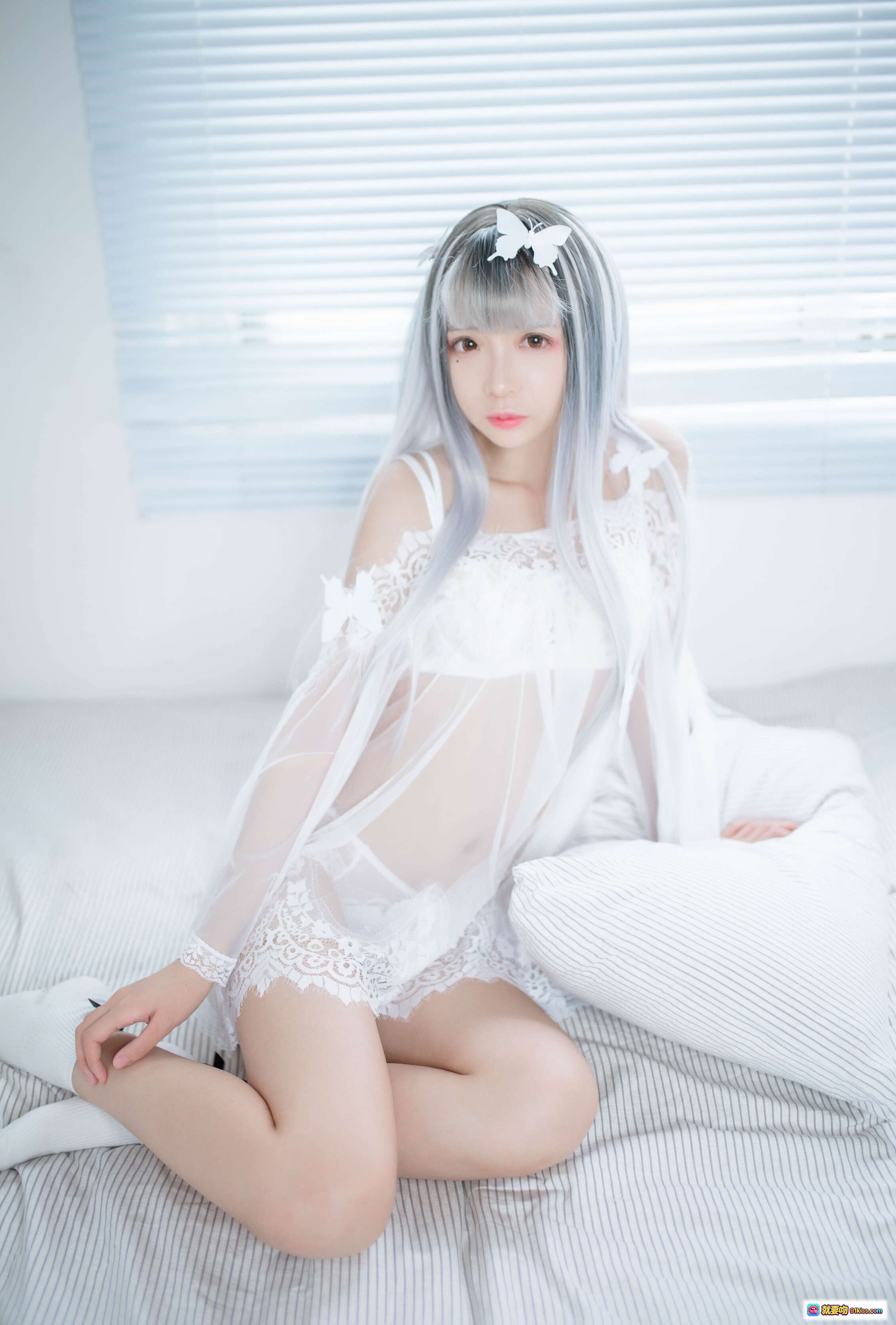 图片[8] - 疯猫ss NO.020 透明白纱写真｜银发少女窗边凝望｜蕾丝薄纱轻盈飘逸｜清新梦幻日系风格 - 就要吻