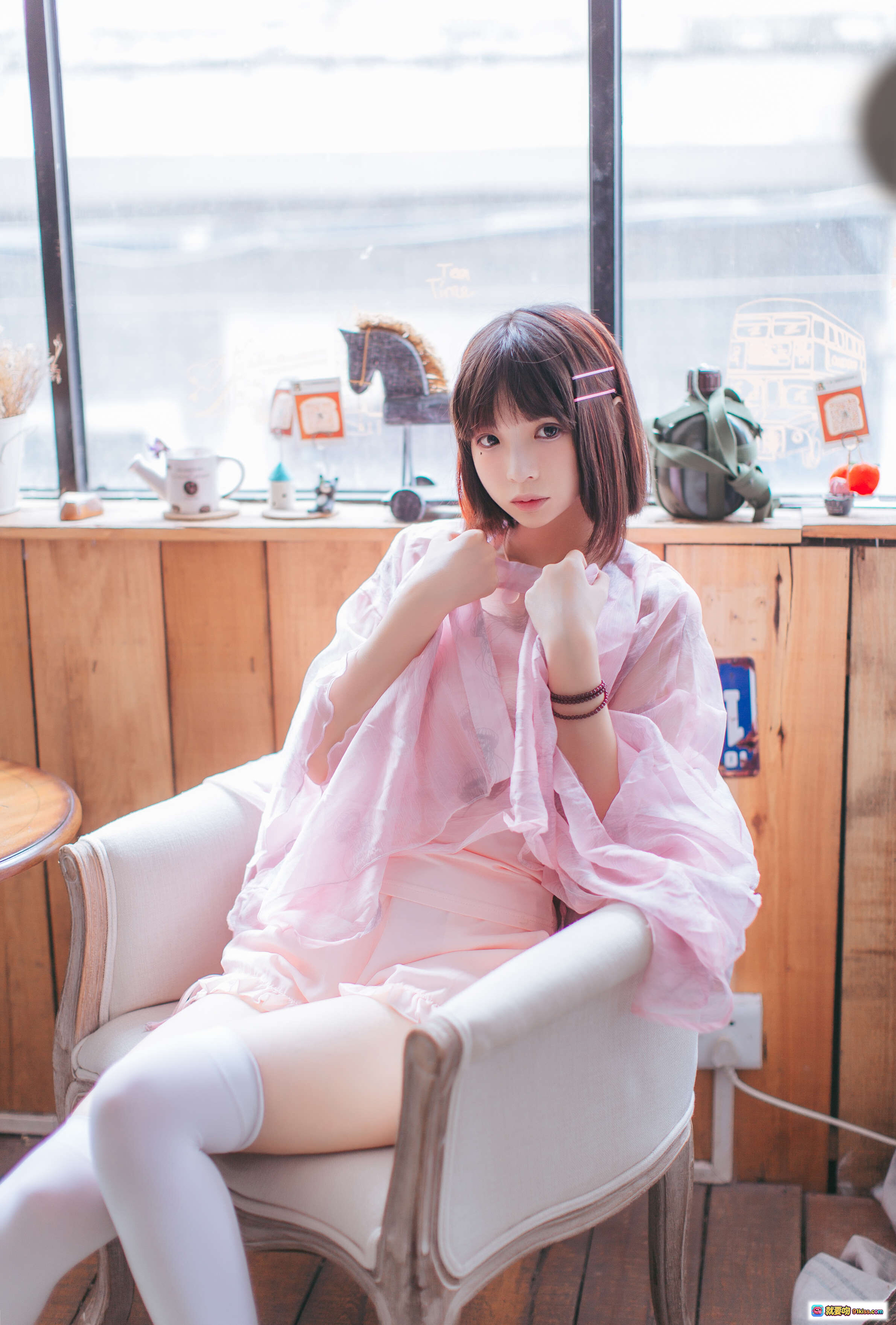 图片[1] - 疯猫ss NO.005 粉红日常写真 甜美少女 白丝美腿 窗边座椅 温馨咖啡馆 高清19P 184MB - 就要吻