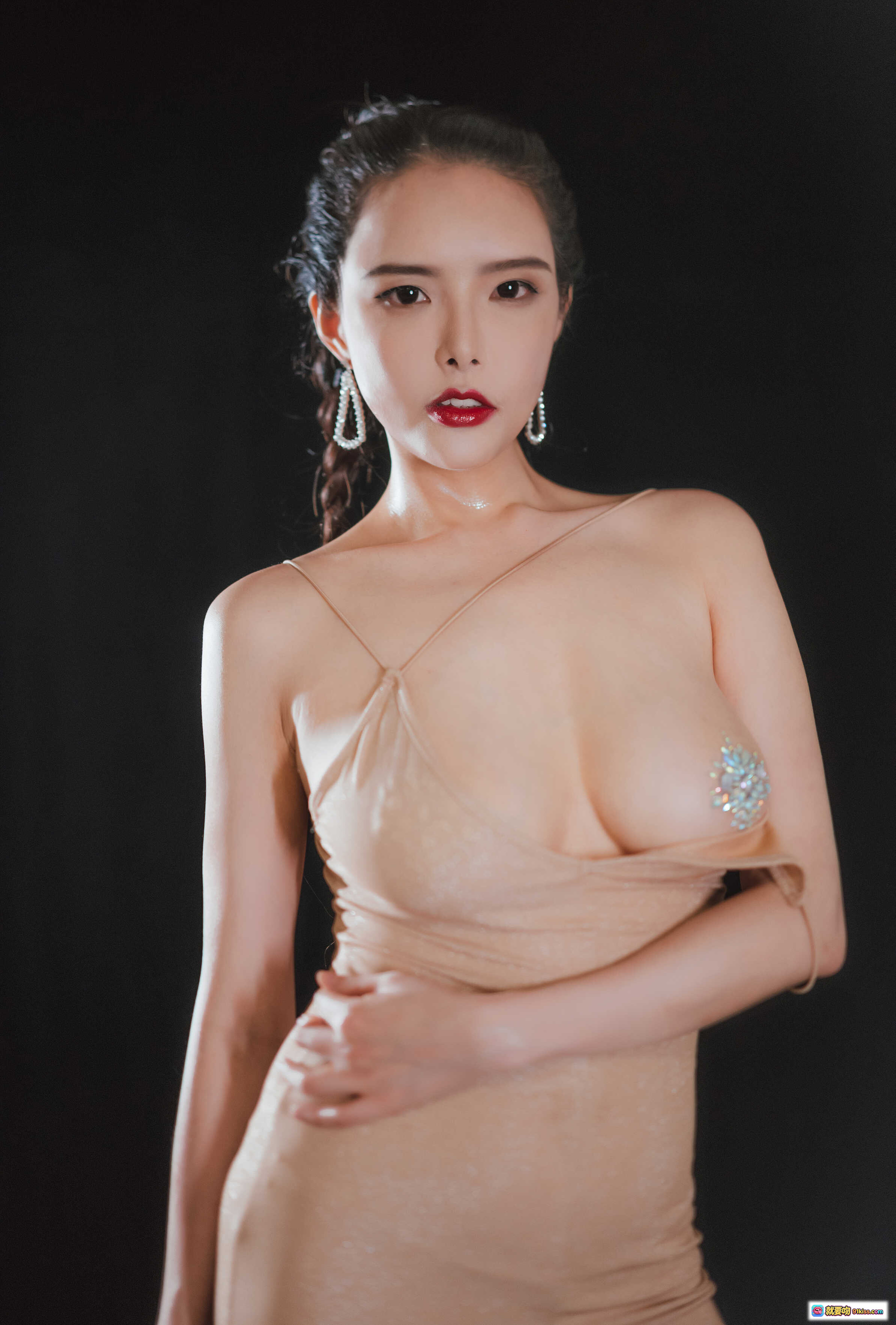 图片[6] - 秋和柯基 NO.001 艺术写真 | 性感裸肩礼服 | 钻石胸饰 | 红唇长发 | 黑背景光影 | 25P高清美图 - 就要吻
