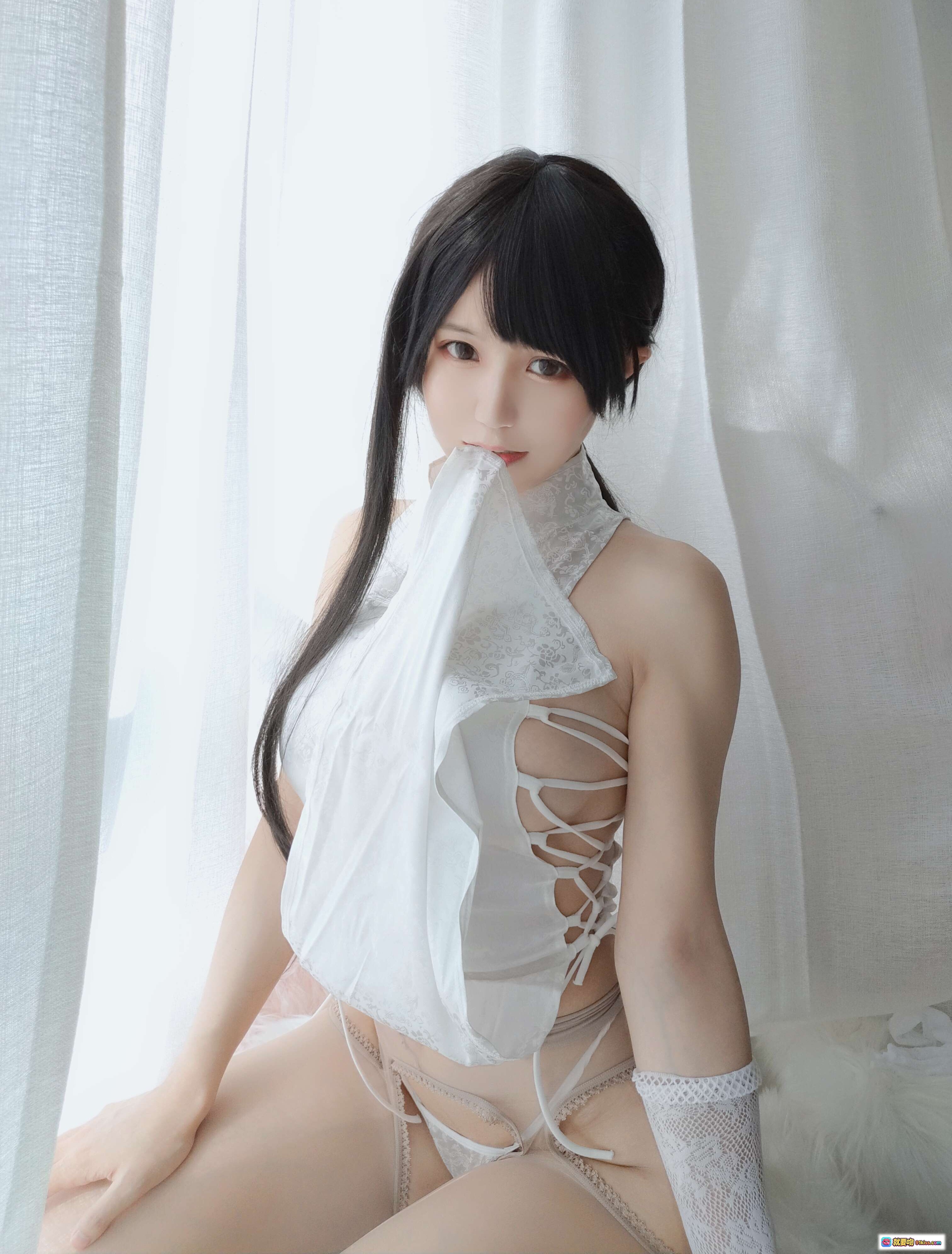 图片[7] - 小仓千代W NO.012 旗袍写真 28P 54MB 白色系性感蕾丝绑带设计 侧坐姿态柔美朦胧光影氛围 - 就要吻