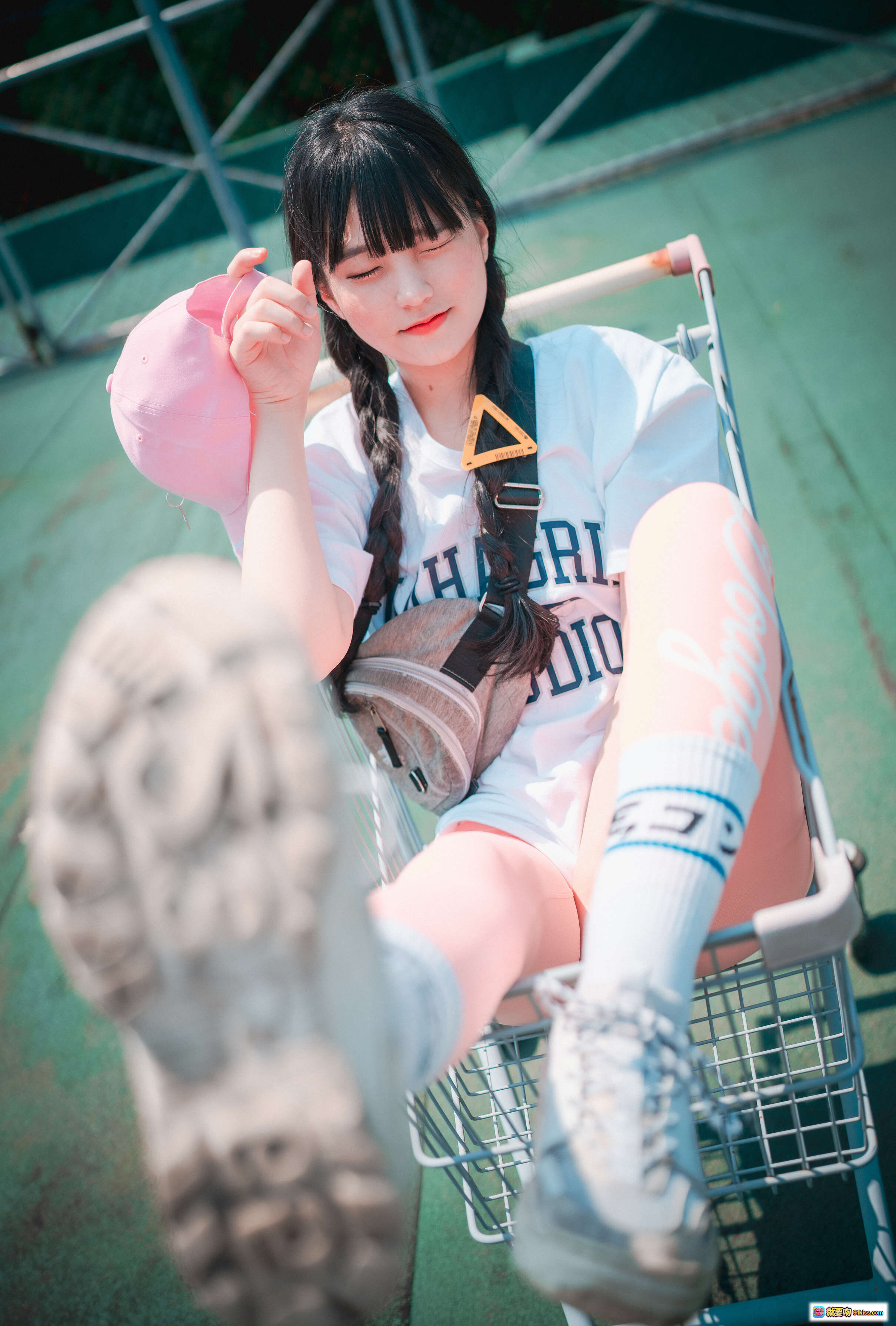 图片[2] - 韩国正妹Jenny 22写真 – 粉色棒球帽双马尾少女购物车外拍清新甜美风 - 就要吻