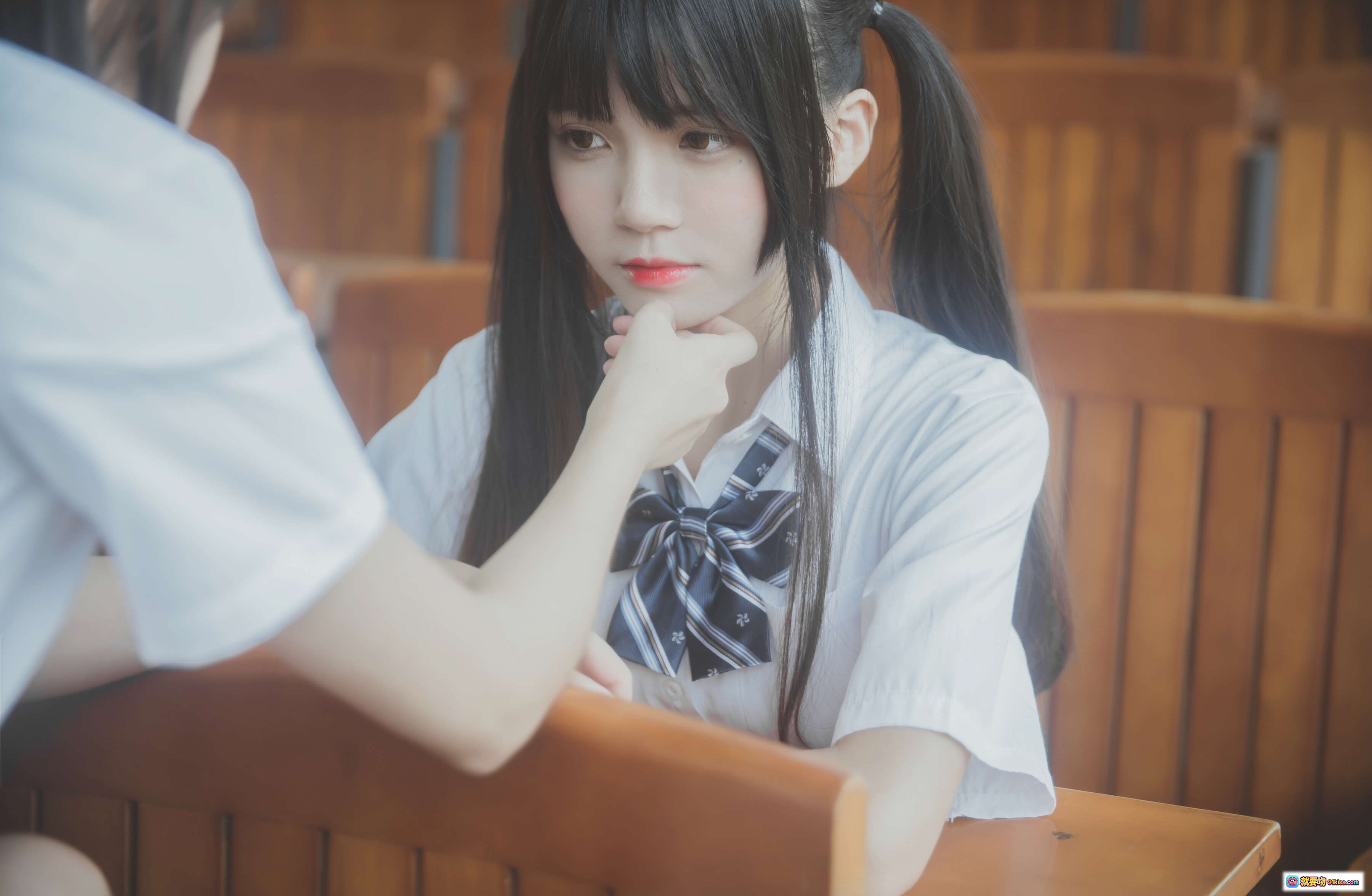 疯猫ss NO.022 桜桃喵 JK制服百合校园写真 43P高清美图 木质教室双马尾少女互动瞬间 - 就要吻