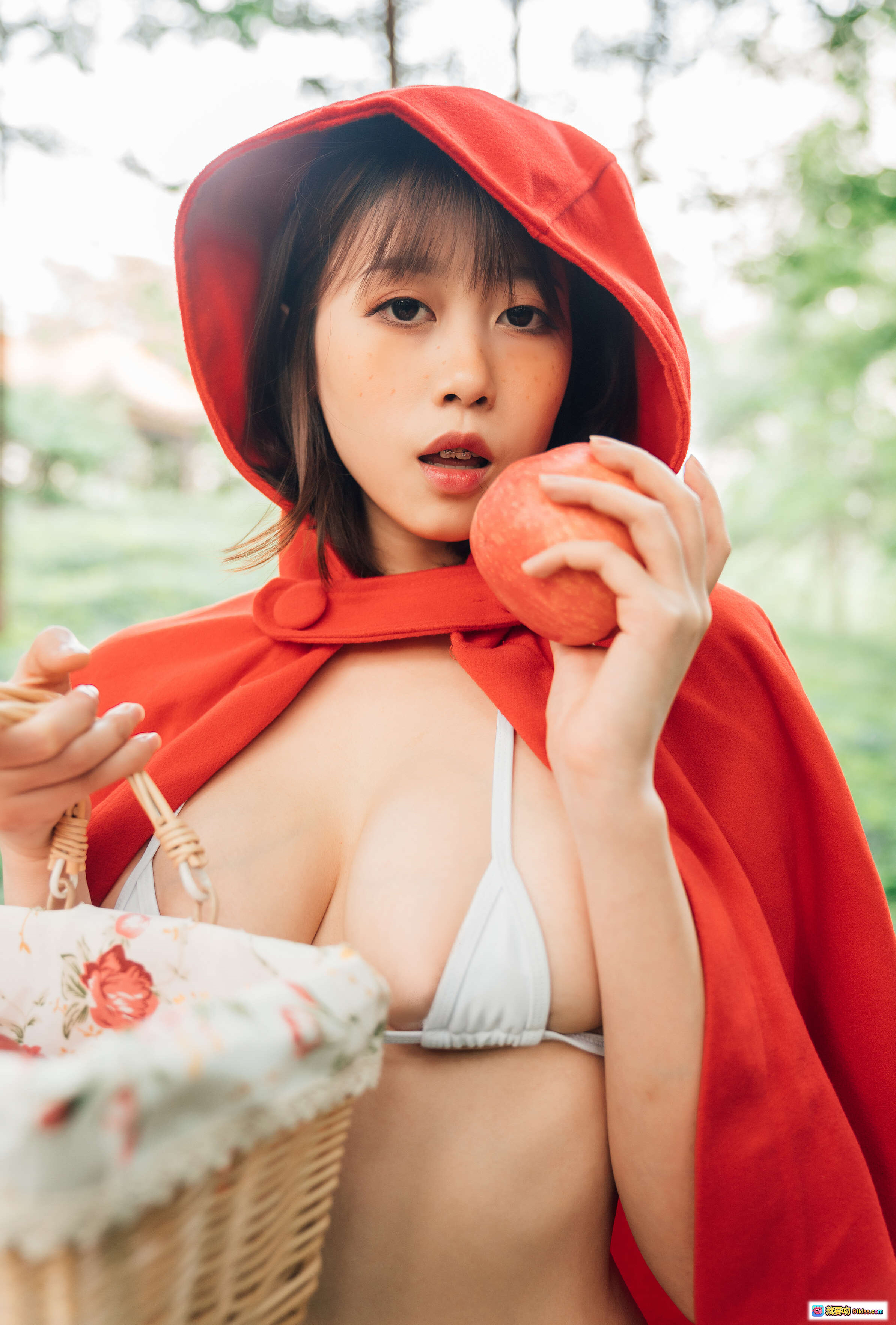 图片[9] - 奈汐酱NO.024大红帽写真｜红斗篷白丝少女森林苹果主题28P高清图集 - 就要吻