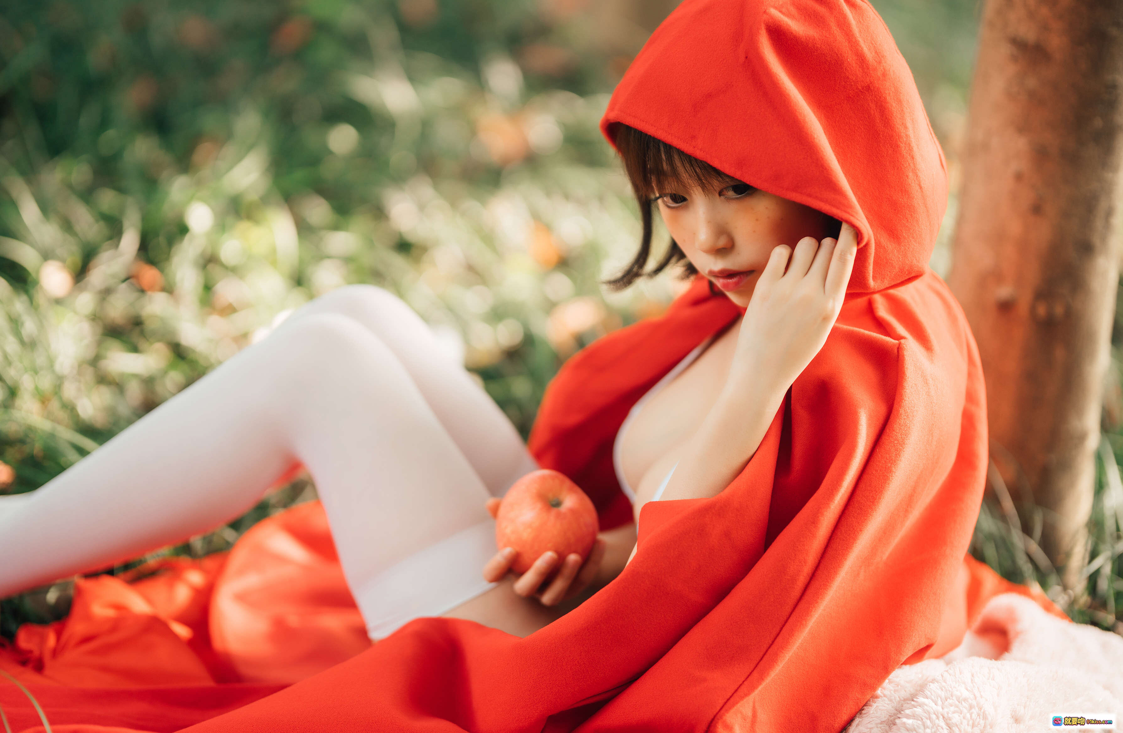 图片[1] - 奈汐酱NO.024大红帽写真｜红斗篷白丝少女森林苹果主题28P高清图集 - 就要吻