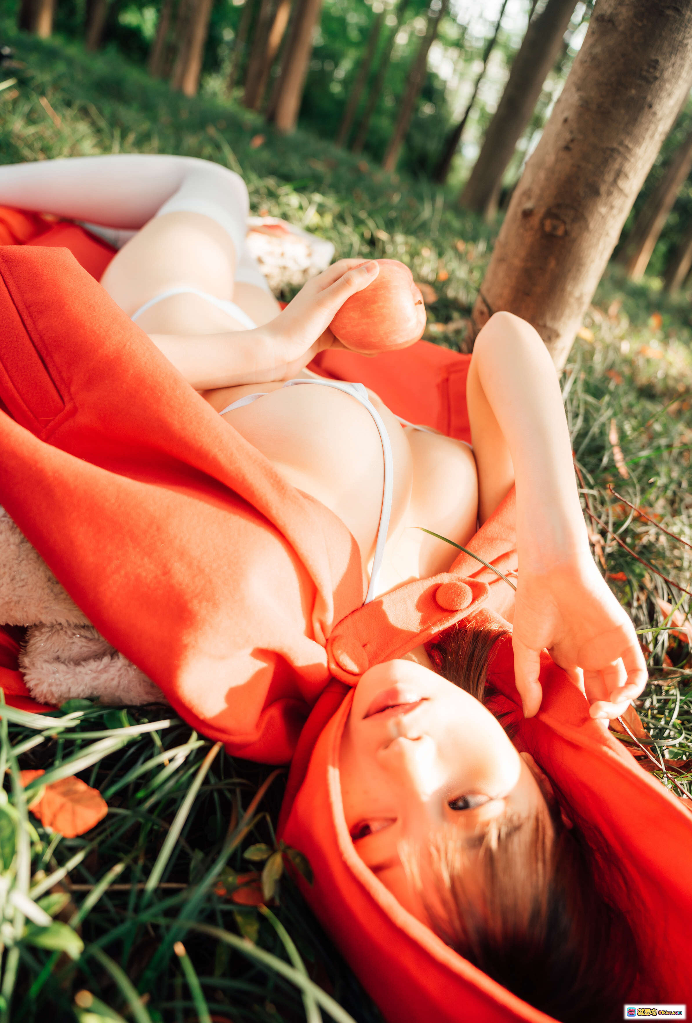 图片[8] - 奈汐酱NO.024大红帽写真｜红斗篷白丝少女森林苹果主题28P高清图集 - 就要吻