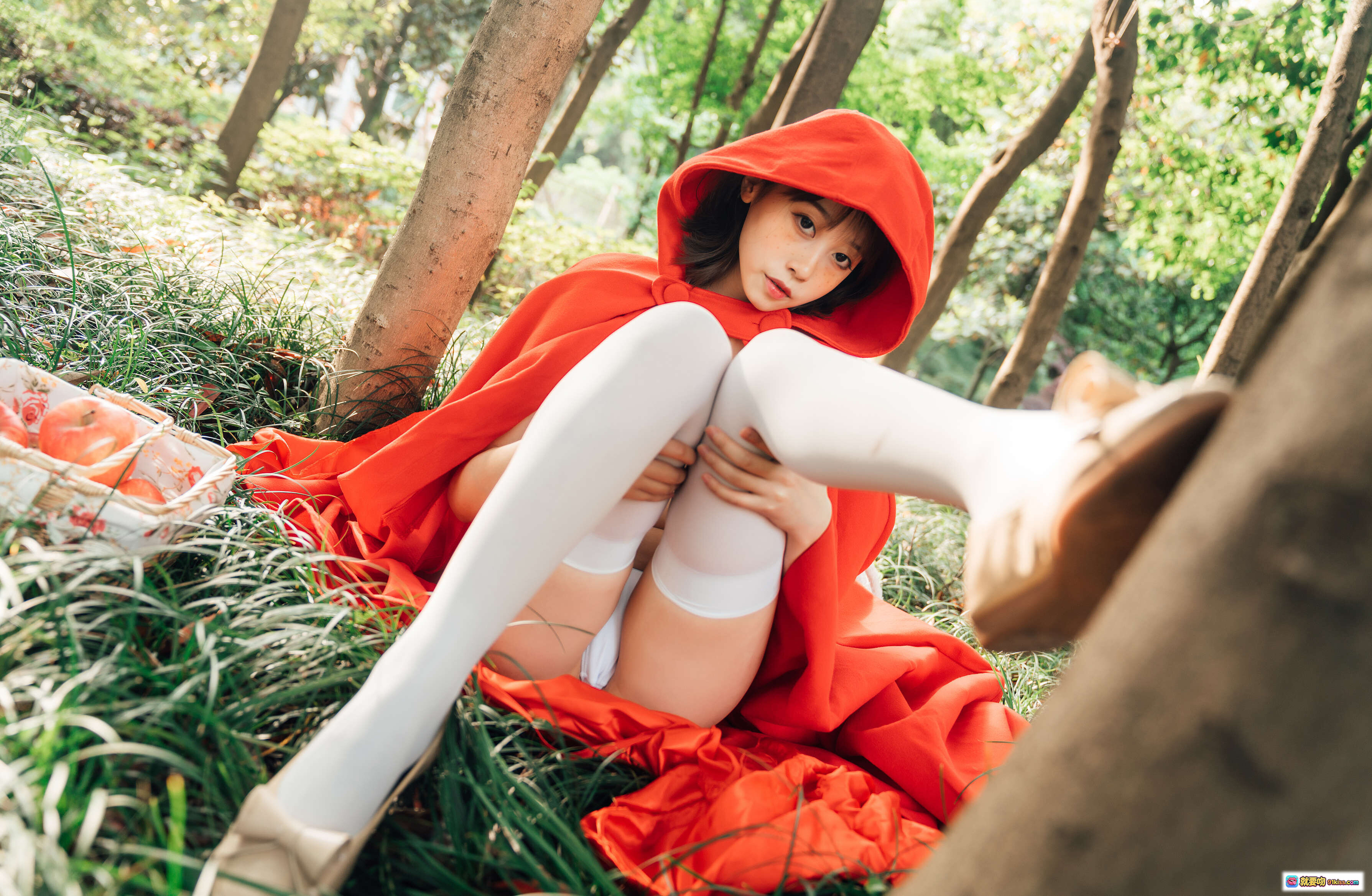 图片[10] - 奈汐酱NO.024大红帽写真｜红斗篷白丝少女森林苹果主题28P高清图集 - 就要吻