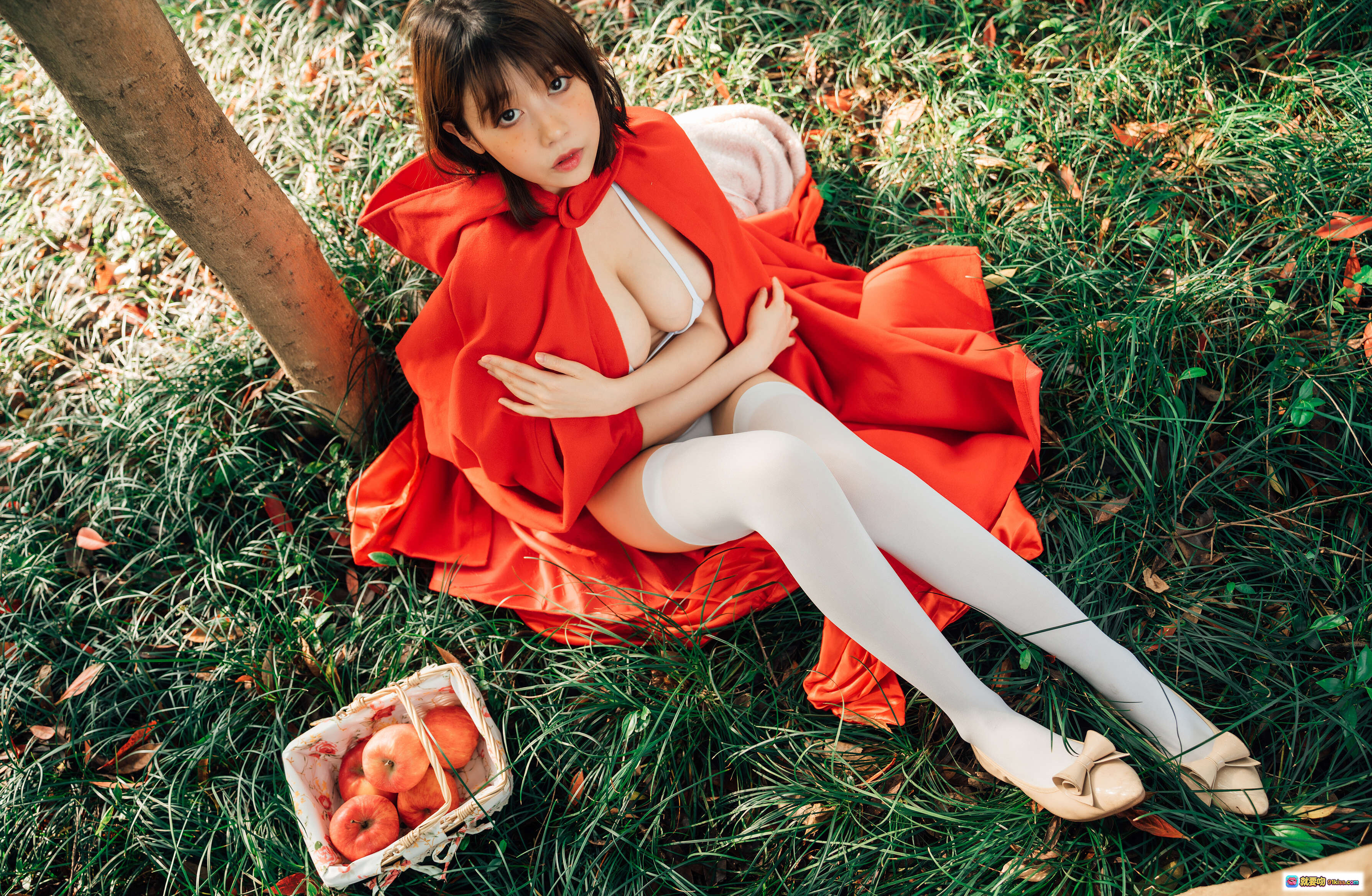 图片[7] - 奈汐酱NO.024大红帽写真｜红斗篷白丝少女森林苹果主题28P高清图集 - 就要吻