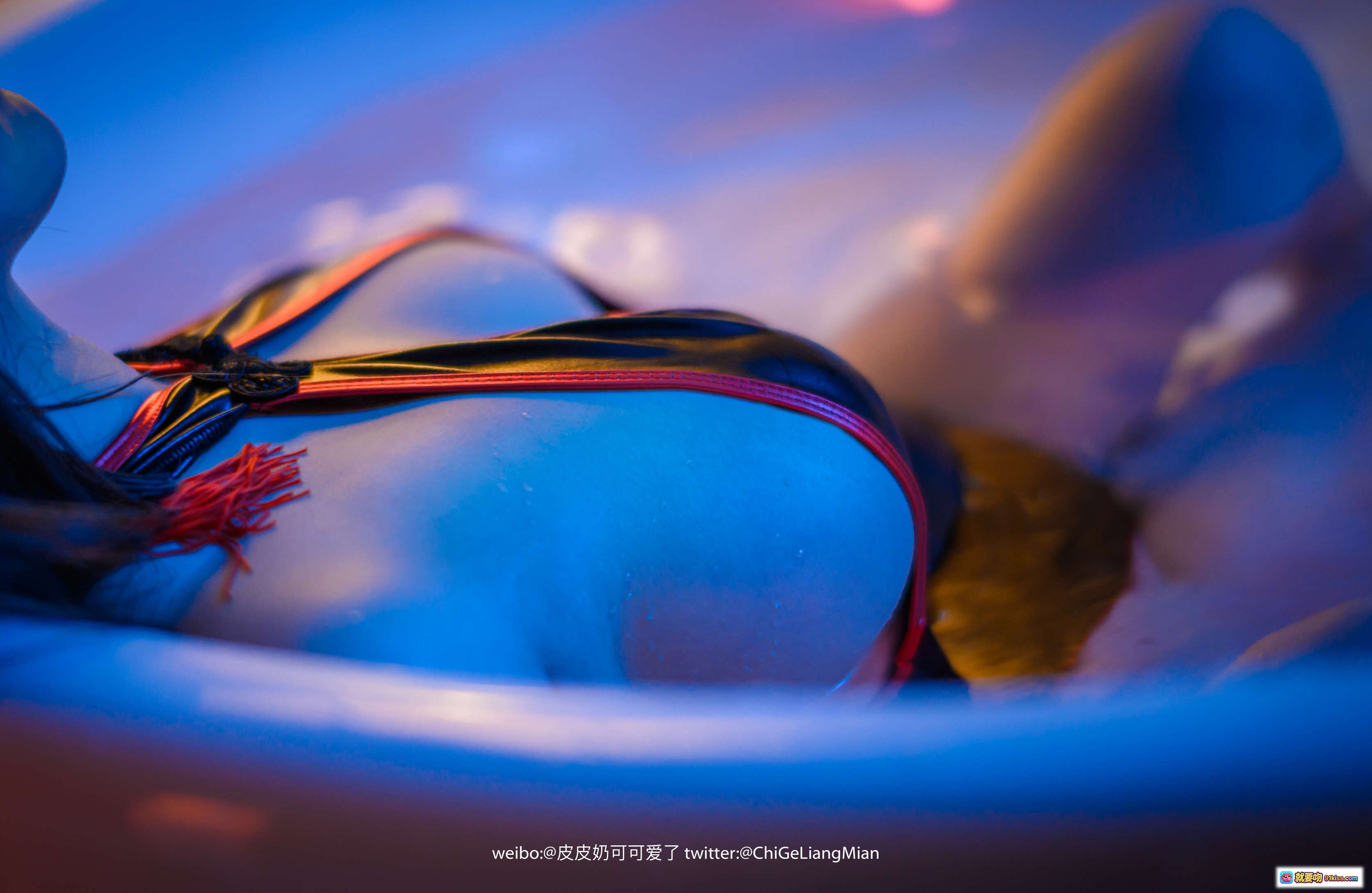 图片[9] - 皮皮奶NO.021浴缸写真49P424MB蓝紫光影氛围感私房摄影艺术美图 - 就要吻