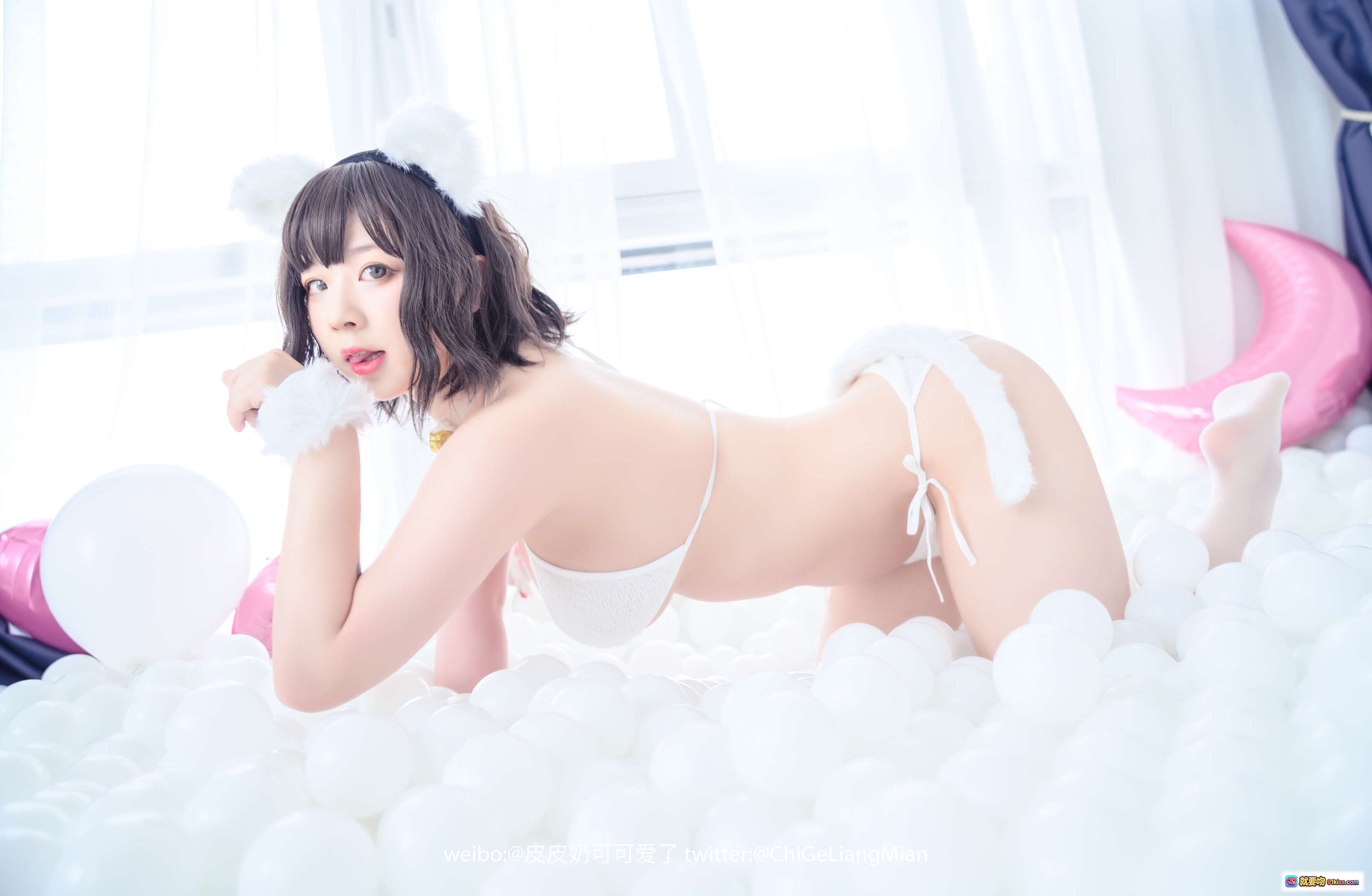 图片[8] - 皮皮奶NO.024白猫写真｜纯白比基尼+猫耳发饰+球池少女风｜50P高清图集 - 就要吻