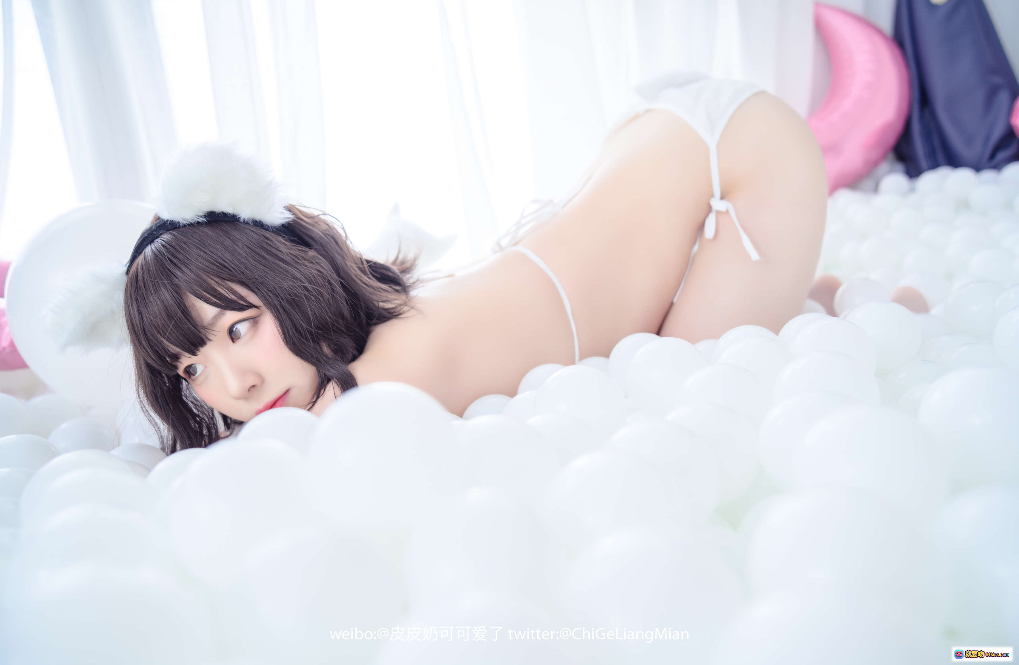 图片[2] - 皮皮奶NO.024白猫写真｜纯白比基尼+猫耳发饰+球池少女风｜50P高清图集 - 就要吻