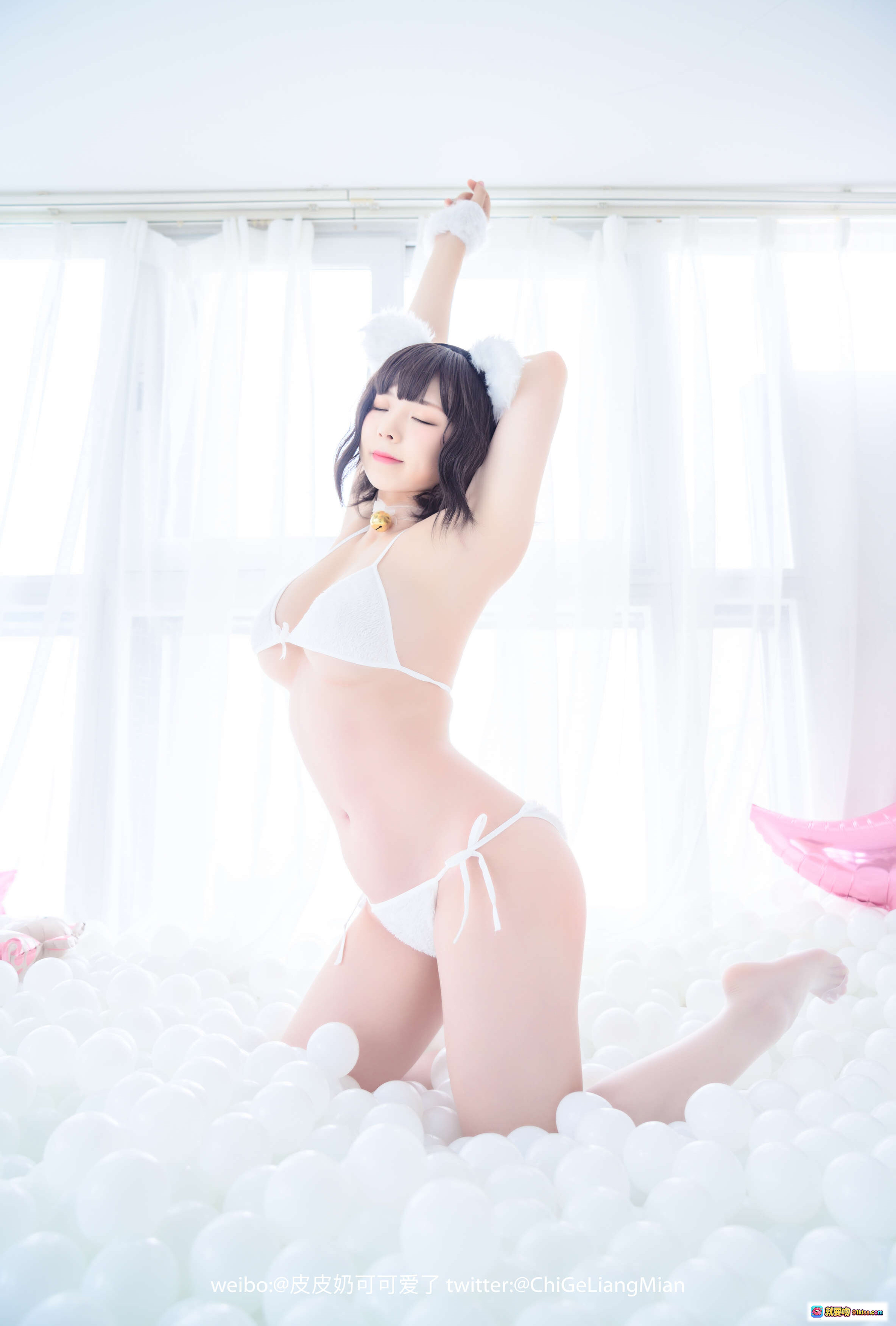 皮皮奶NO.024白猫写真｜纯白比基尼+猫耳发饰+球池少女风｜50P高清图集 - 就要吻