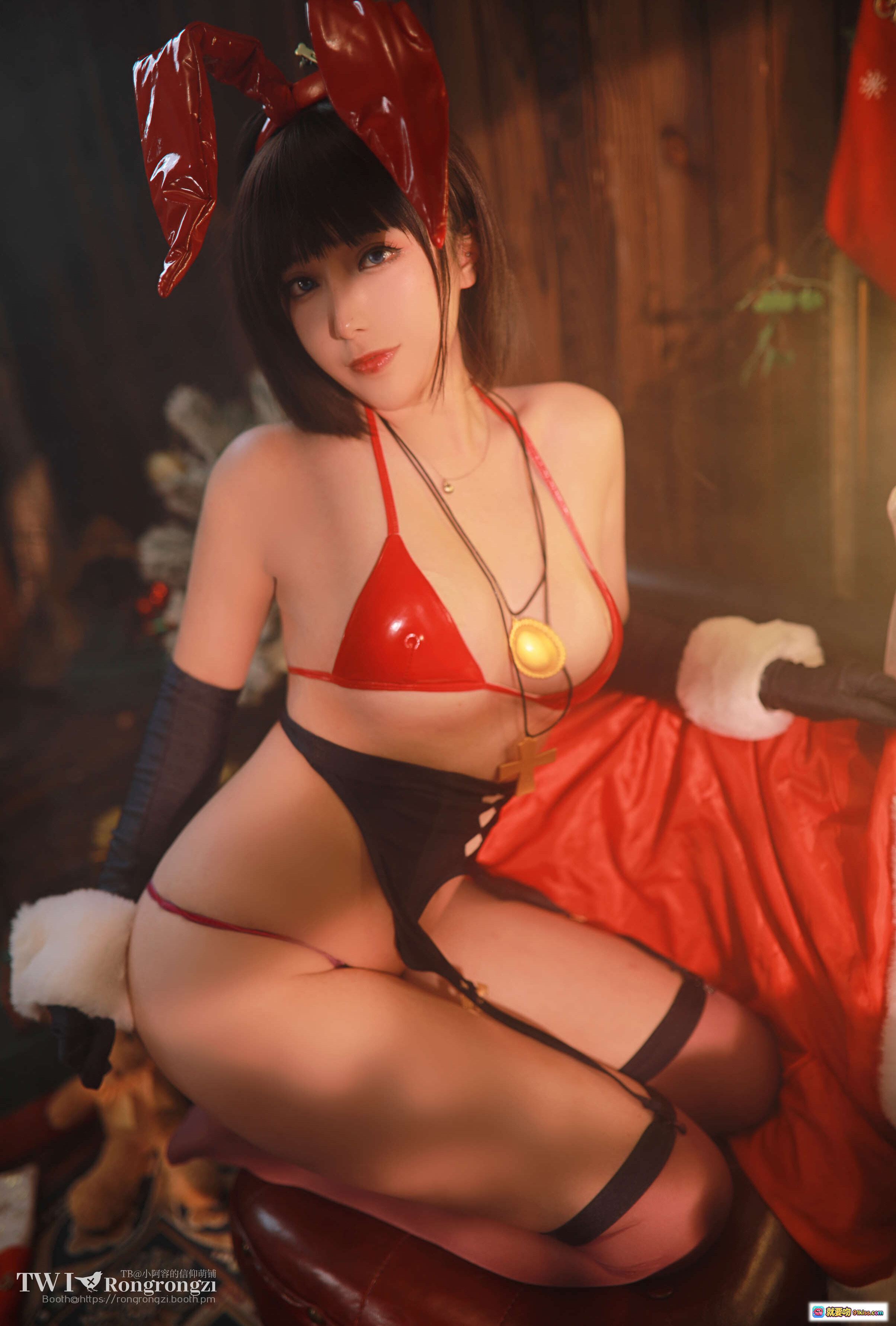 图片[1] - 小容仔咕咕咕w NO.009 魔太郎 Cosplay 红色兔耳比基尼 黑丝吊带 圣诞主题写真 50P高清图集 - 就要吻